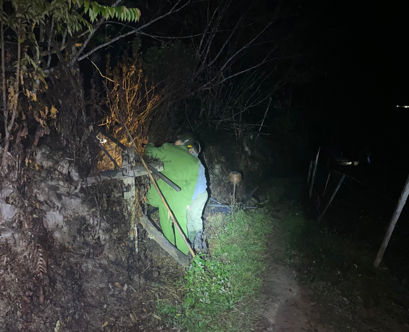 Các lực lượng chức năng xuyên ngày đêm tìm kiếm cháu Dung bị mất tích. Các lực lượng chức năng xuyên ngày đêm tìm kiếm cháu Dung bị mất tích.