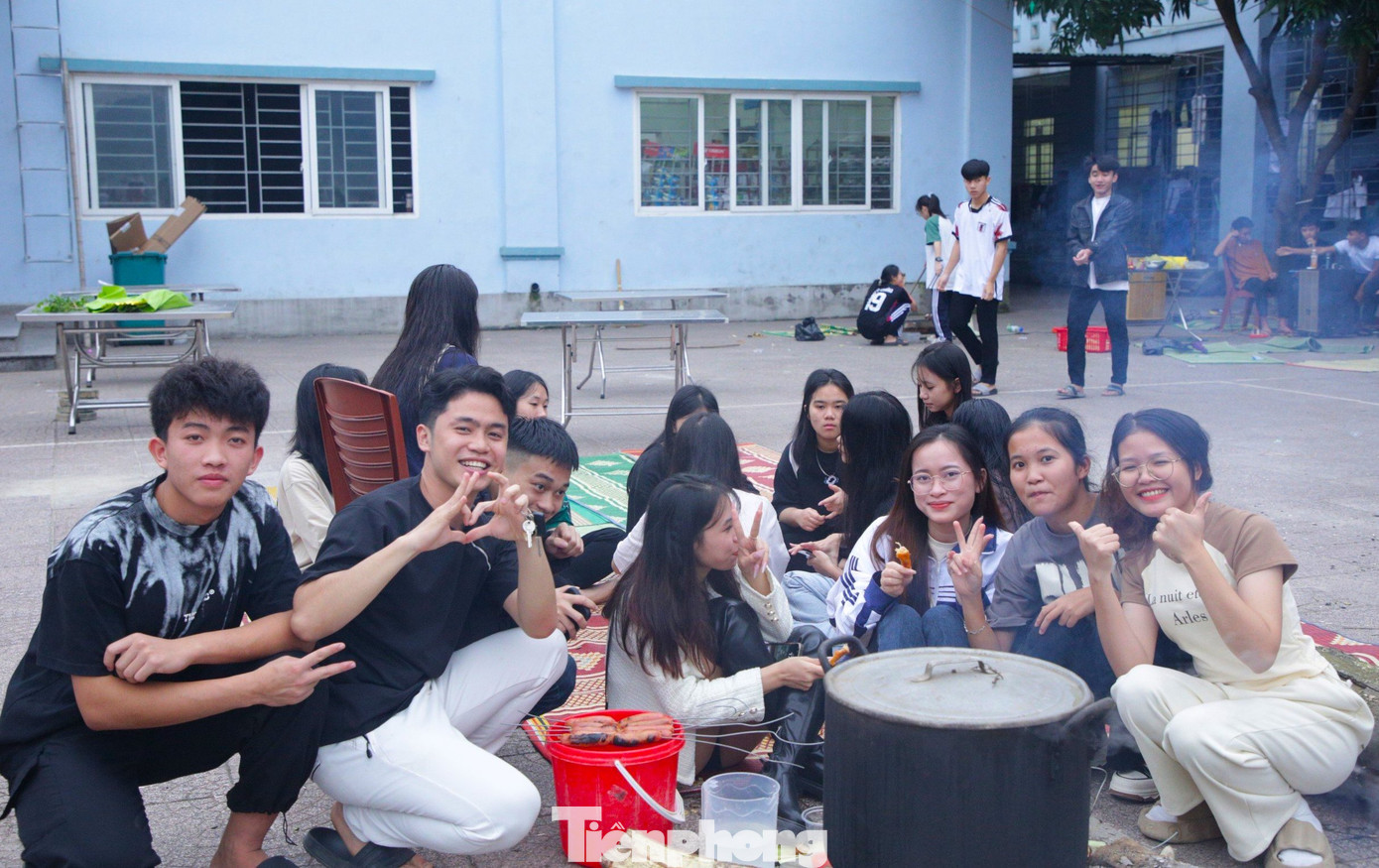 Các bạn nữ sẽ phụ giúp và chế biến những món ngô, khoai, xúc xích nướng để mọi người vừa ăn vừa canh lửa nấu bánh.