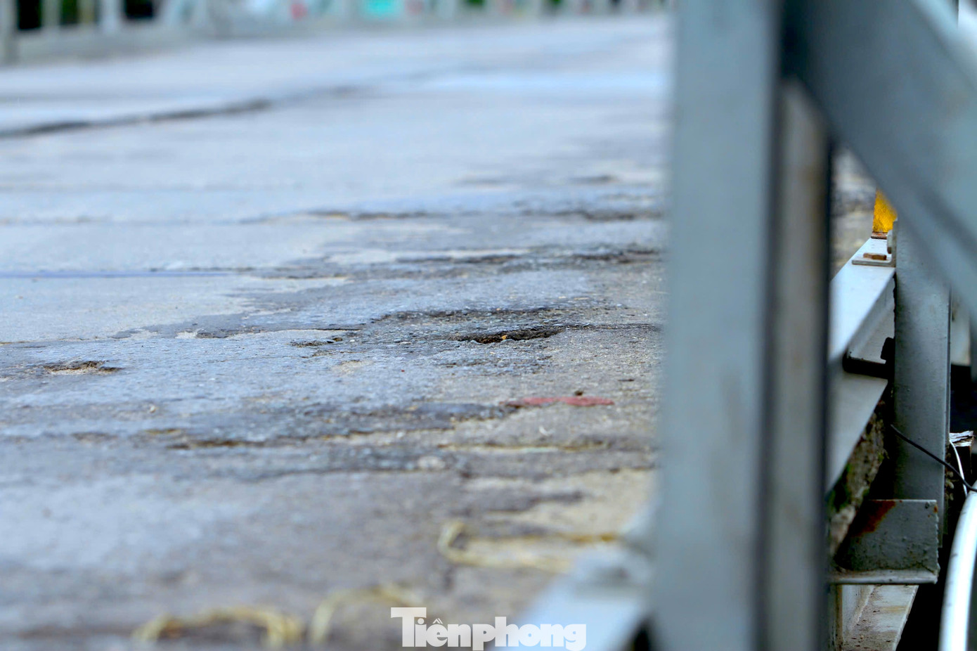 Mặt cầu được làm từ những tấm bê tông và chắp vá nhiều lần vì xuống cấp.