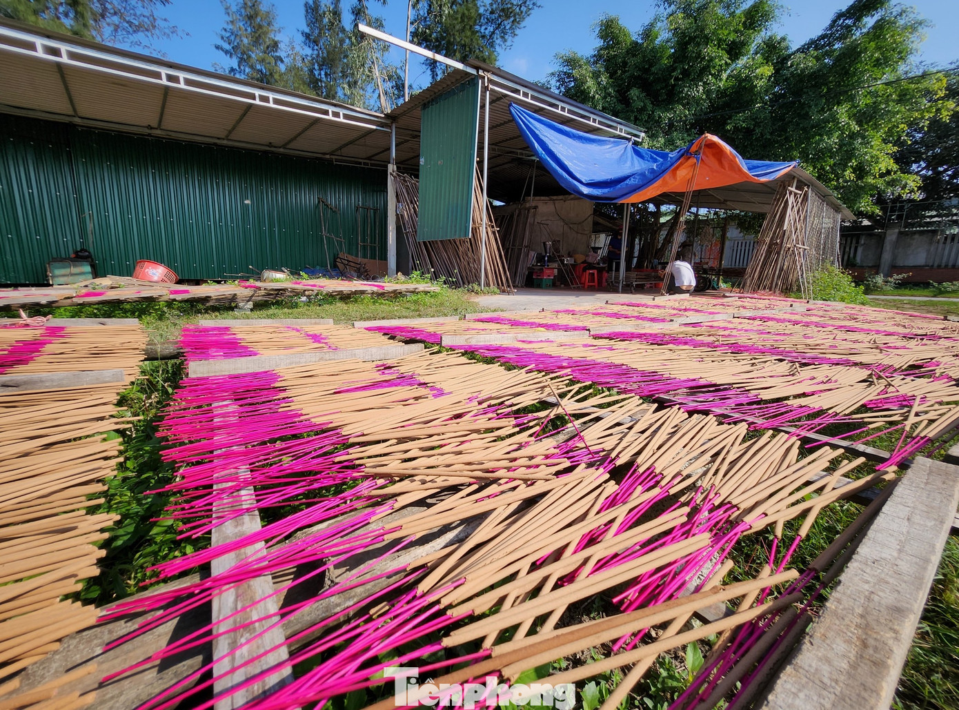 Thời tiết càng nắng, hương càng nhanh khô và đẹp. Trung bình, hương được phơi khoảng 1 ngày sẽ khô ráo, hoàn chỉnh.