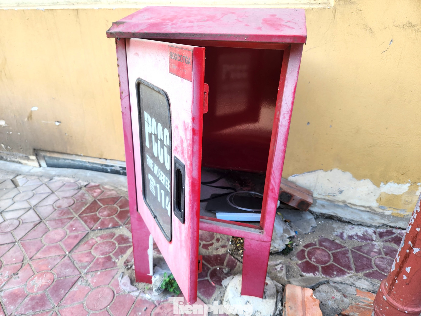 Tủ đựng thiết bị phòng cháy chữa cháy nhưng bên trong không có bất cứ thiết bị nào.