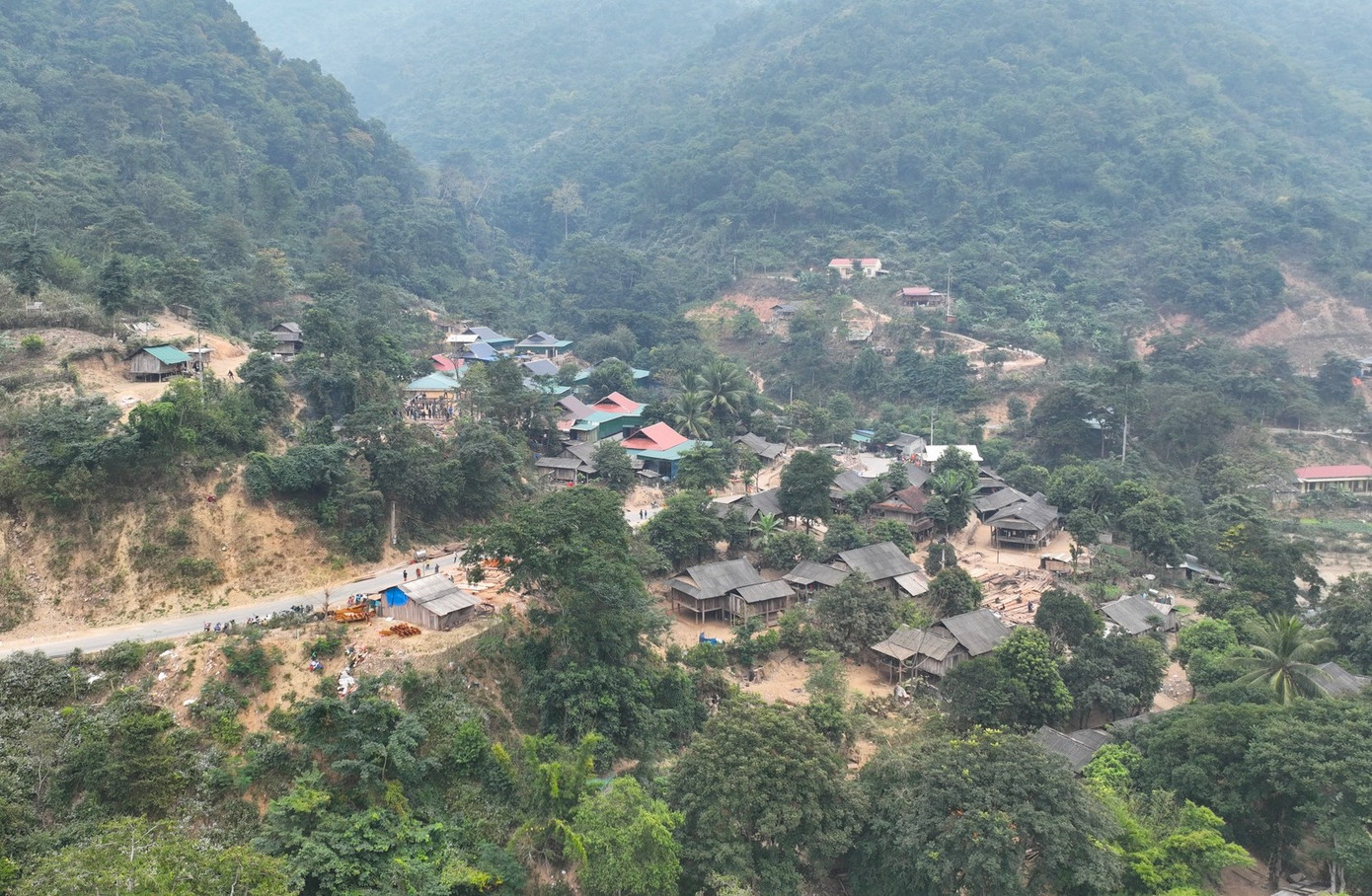 Ông Hoa Văn Môn - Chủ tịch UBND xã Mường Típ, cho biết, do ảnh hưởng của thiên tai trước đó nên khu vực núi ở bản Vàng Phao (xã Mường Típ) xuất hiện vết nứt gãy, sạt lở, đe dọa trực tiếp đến 70 hộ dân trong bản. Huyện Kỳ Sơn sau đó đã khảo sát vị trí rồi xây dựng khu tái định cư để di dời các hộ dân đến nơi an toàn. (Ảnh: Trọng Kiên Châu Khang).