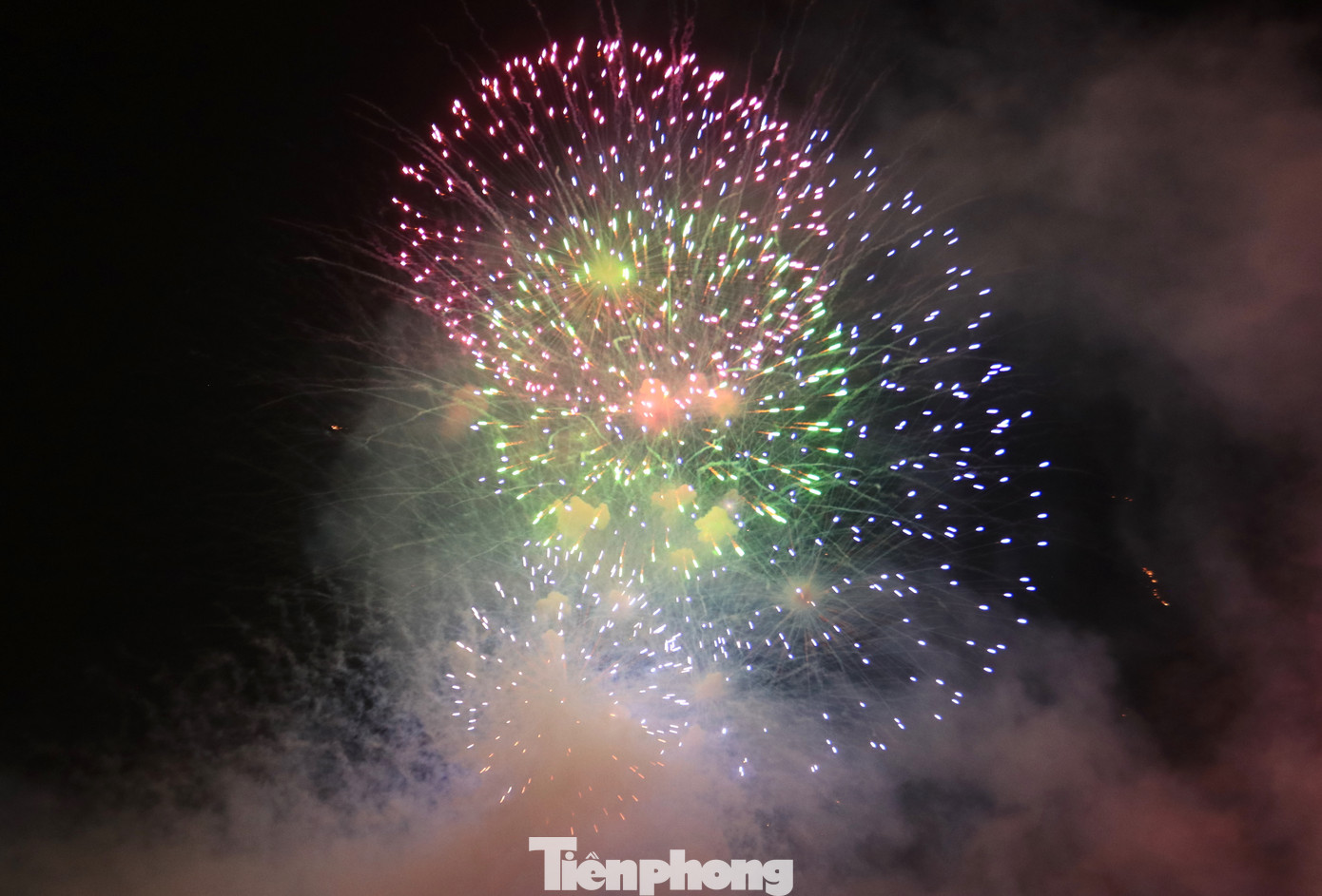 Màn trình diễn pháo hoa kết hợp âm thanh ánh sáng đã để lại nhiều ấn tượng cho hàng vạn du khách.