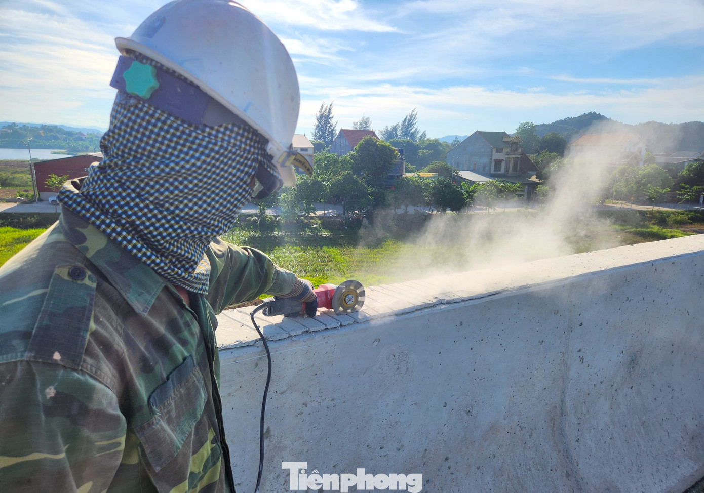 Các công nhân đang khẩn trương tập kết vật liệu và lắp đặt các biển báo, hệ thống phụ trợ giao thông để kịp ngày thông xe.