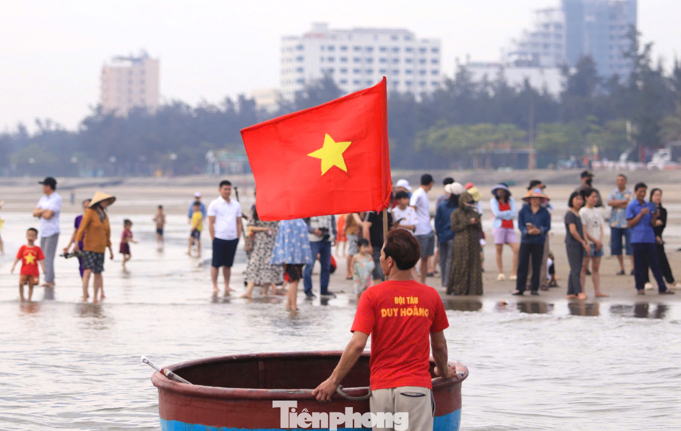 Trong thi đấu, thuyền mủng dùng để đua là loại composite đường kính 1,6m của Ban tổ chức chuẩn bị. Mỗi mủng có 2 tay chèo thi đấu (1 tay chèo dự phòng). Các đội thi phải mặc trang phục truyền thống và chấp hành hiệu lệnh của trọng tài, đi đúng đường đua, tuyệt đối không va quệt, gây cản trở trong quá trình thi đấu.