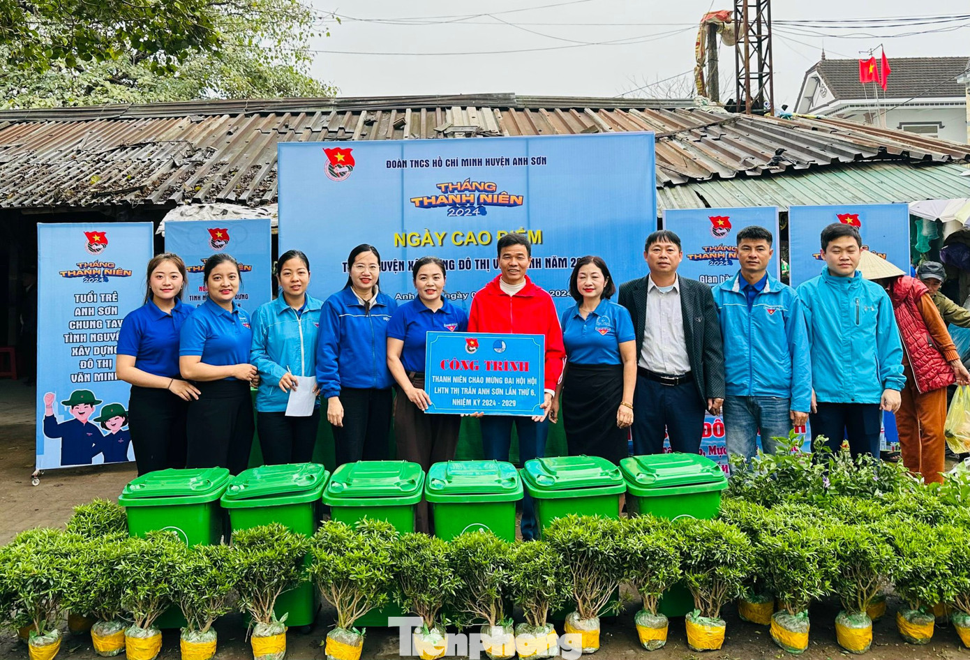 Cùng ngày, các cơ sở Đoàn toàn tỉnh Nghệ An đã tổ chức nhiều hoạt động nhằm hưởng ứng Ngày cao điểm “Tình nguyện xây dựng đô thị văn minh" với những gian hàng đổi phế liệu lấy cây xanh. Cùng ngày, các cơ sở Đoàn toàn tỉnh Nghệ An đã tổ chức nhiều hoạt động nhằm hưởng ứng Ngày cao điểm “Tình nguyện xây dựng đô thị văn minh" với những gian hàng đổi phế liệu lấy cây xanh.