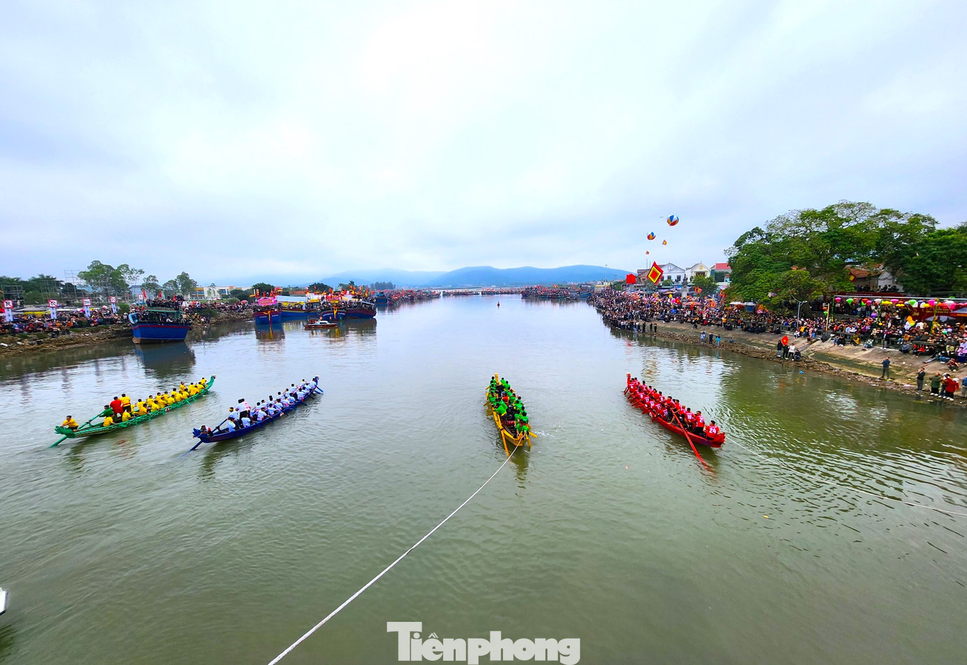 Ngày 1/3, Giải đua thuyền truyền thống được tổ chức trên sông Mai Giang (phường Quỳnh Phương, thị xã Hoàng Mai, Nghệ An) đã thu hút hàng vạn người dân và du khách tới tham gia cổ vũ. Đây là một trong những hoạt động trong khuôn khổ lễ hội Đền Cờn (thị xã Hoàng Mai, tỉnh Nghệ An) và được người dân hào hứng chờ đón cổ vũ. Ngày 1/3, Giải đua thuyền truyền thống được tổ chức trên sông Mai Giang (phường Quỳnh Phương, thị xã Hoàng Mai, Nghệ An) đã thu hút hàng vạn người dân và du khách tới tham gia cổ vũ. Đây là một trong những hoạt động trong khuôn khổ lễ hội Đền Cờn (thị xã Hoàng Mai, tỉnh Nghệ An) và được người dân hào hứng chờ đón cổ vũ.