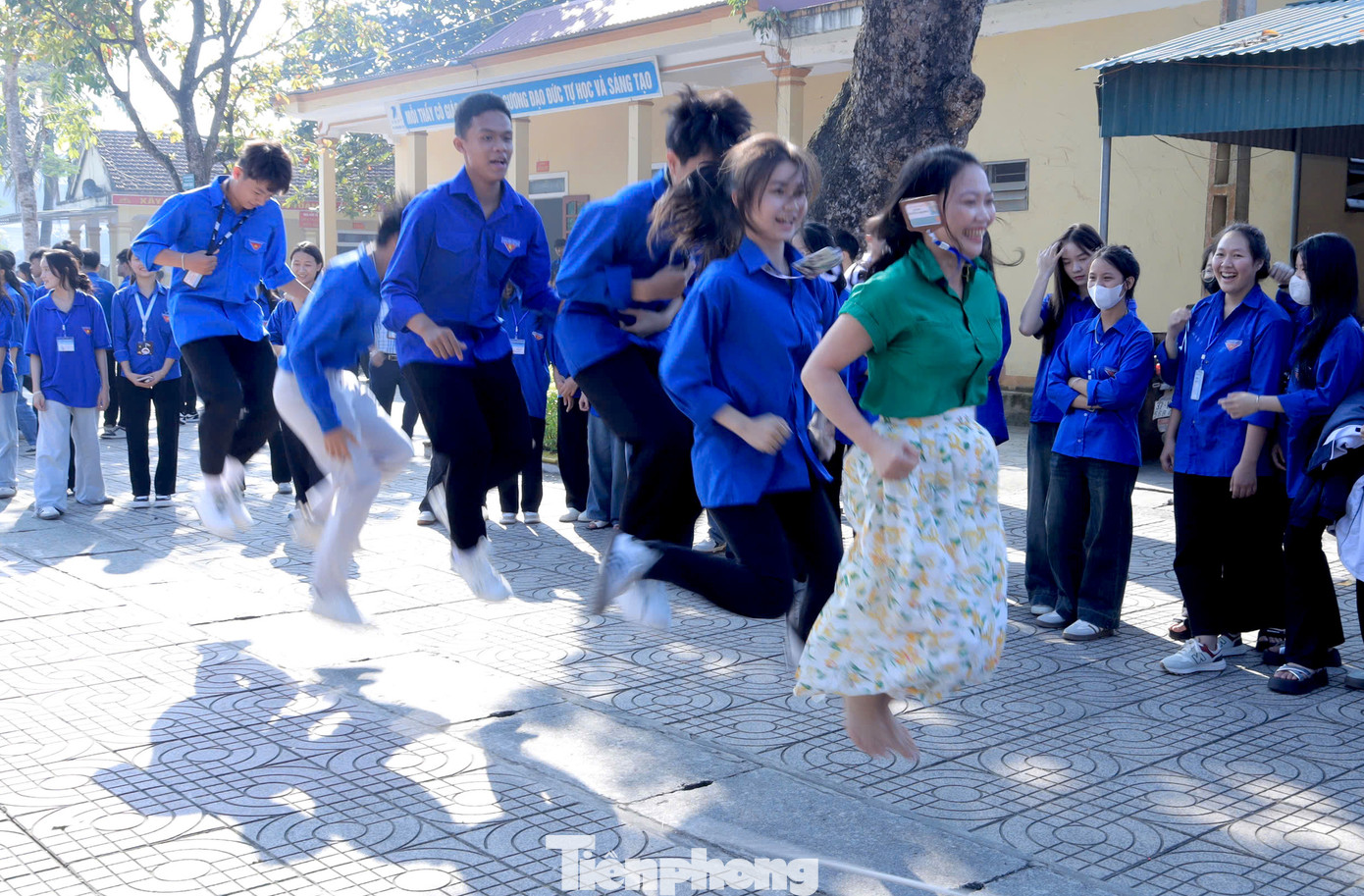 Màn nhảy dây tập thể sôi động của cô và trò trường THPT Đô Lương 3.