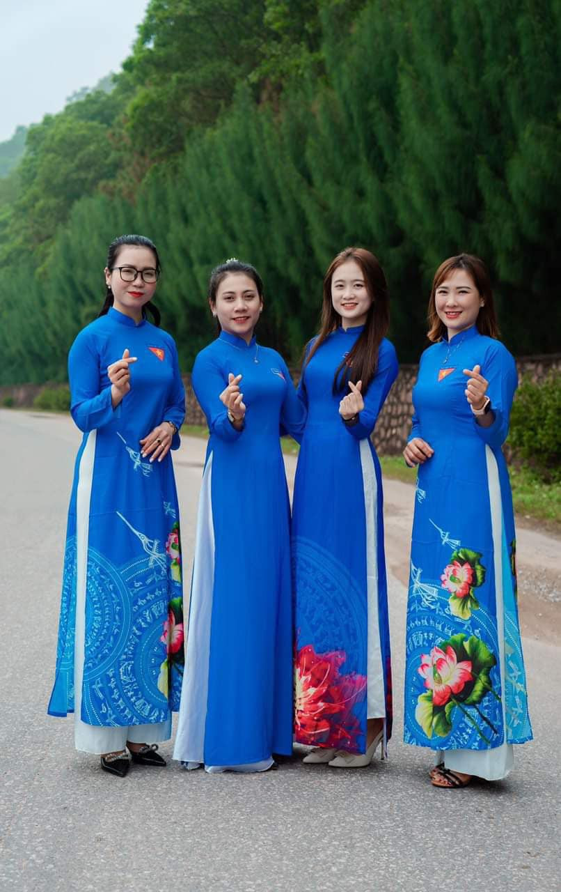 Khoác lên mình tà áo dài truyền thống, nữ cán bộ đoàn viên thanh niên toát lên vẻ duyên dáng thanh lịch.