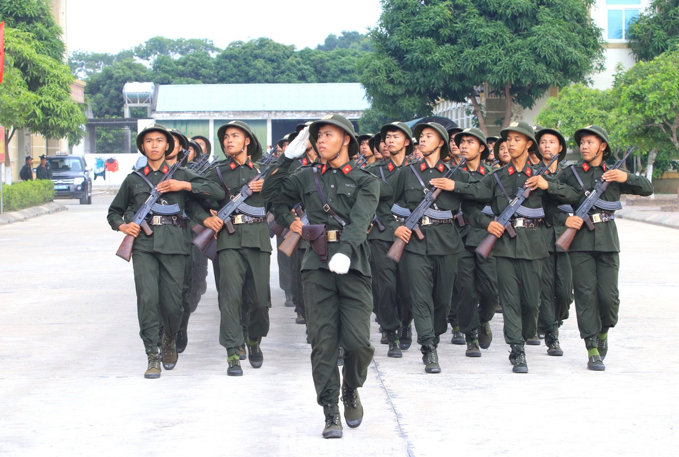 Các chiến sỹ thực hiện nghi thức duyệt binh.