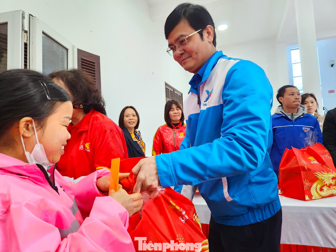 Anh Bùi Quang Huy - Ủy viên dự khuyết BCH T.Ư Đảng, Bí thư thứ nhất BCH T.Ư Đoàn trao tặng những phần quà Tết kèm những lời động viên, lời chúc ý nghĩa đến các công nhân lao động mất việc làm, những ngư dân có hoàn cảnh khó khăn trên địa bàn huyện Diễn Châu.