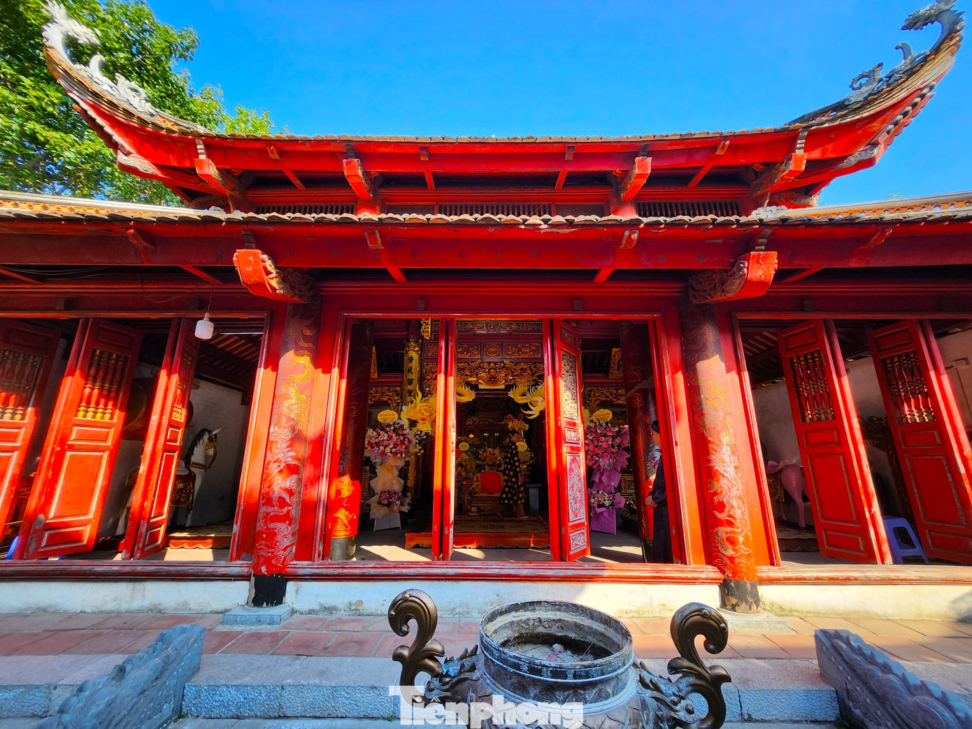 Đền ông Hoàng Mười còn được gọi là Mỏ Hạc Linh Từ. Đền được xây dựng từ thời Lê, thờ vị thần chính là ông Hoàng Mười. Ngoài ra trong đền còn thờ các vị phúc thần đặc tiến phụ Quốc Thượng tướng Quân Nguyễn Duy Lạc, một vị tướng triều Lê (quê ở làng Xuân Am, xã Hưng Thịnh), Thờ Song Đồng Ngọc Nữ và hệ thống Đạo Mẫu tứ phủ, đứng đầu là Mẫu Liễu Hạnh.