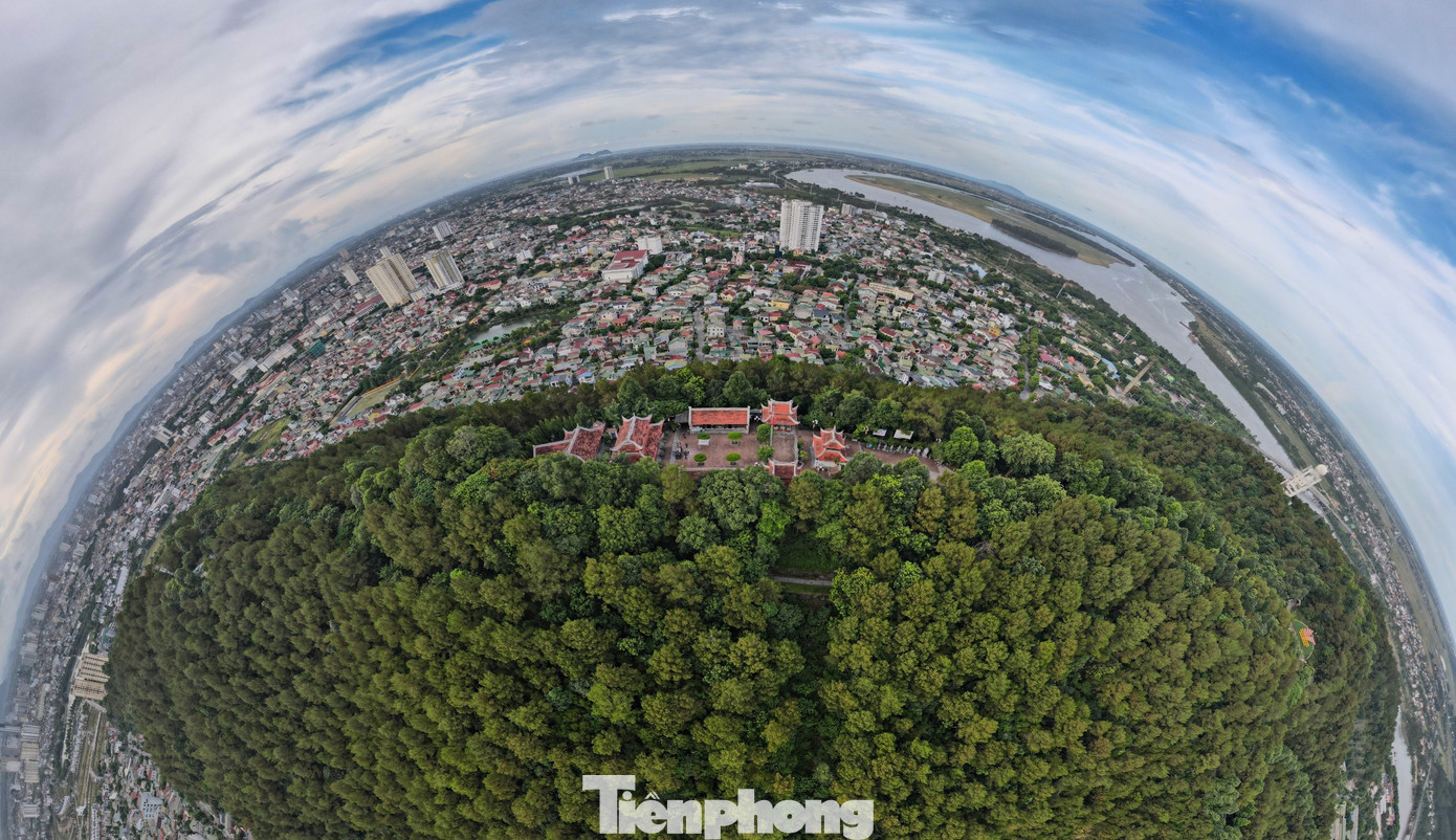 Đền thờ Hoàng Đế Quang Trung nằm trên núi Dũng Quyết (thành phố Vinh, tỉnh Nghệ An). Gần 1 tháng qua, rất đông học sinh, phụ huynh đã tìm về đền để thắp hương cầu khấn, mong có một kỳ thi tốt nghiệp THPT tốt đẹp, suôn sẻ.