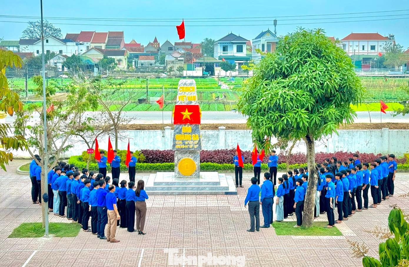 Nằm trong chuỗi các hoạt động hưởng ứng Tháng Thanh niên năm 2025; Kỷ niệm 94 năm Ngày thành lập Đoàn TNCS Hồ Chí Minh (26/3/1931 - 26/3/2025), Huyện Đoàn Quỳnh Lưu đã tổ chức Lễ chào cờ dưới mô hình “Cột mốc Hoàng Sa” tại sân trường THCS Minh Lương.