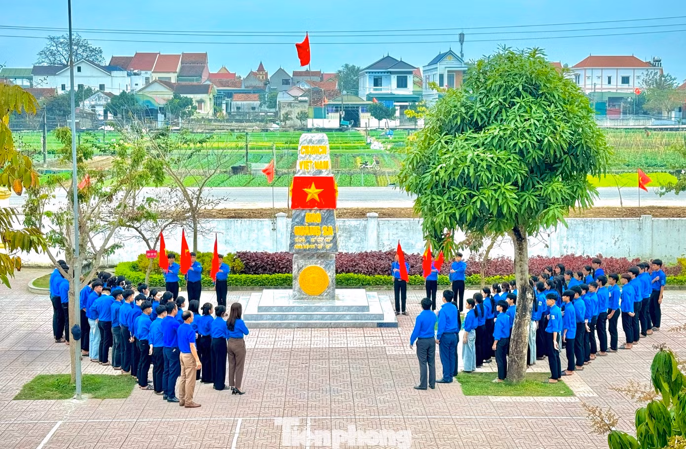 Nằm trong chuỗi các hoạt động hưởng ứng Tháng Thanh niên năm 2025; Kỷ niệm 94 năm Ngày thành lập Đoàn TNCS Hồ Chí Minh (26/3/1931 - 26/3/2025), Huyện Đoàn Quỳnh Lưu đã tổ chức Lễ chào cờ dưới mô hình “Cột mốc Hoàng Sa” tại sân trường THCS Minh Lương.
