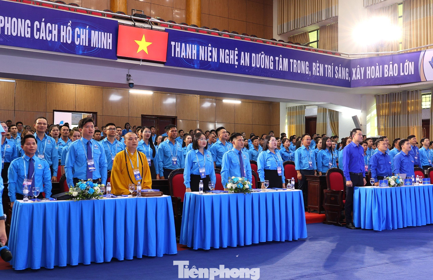 Các đại biểu thực hiện nghi thức chào cờ tại Đại hội.