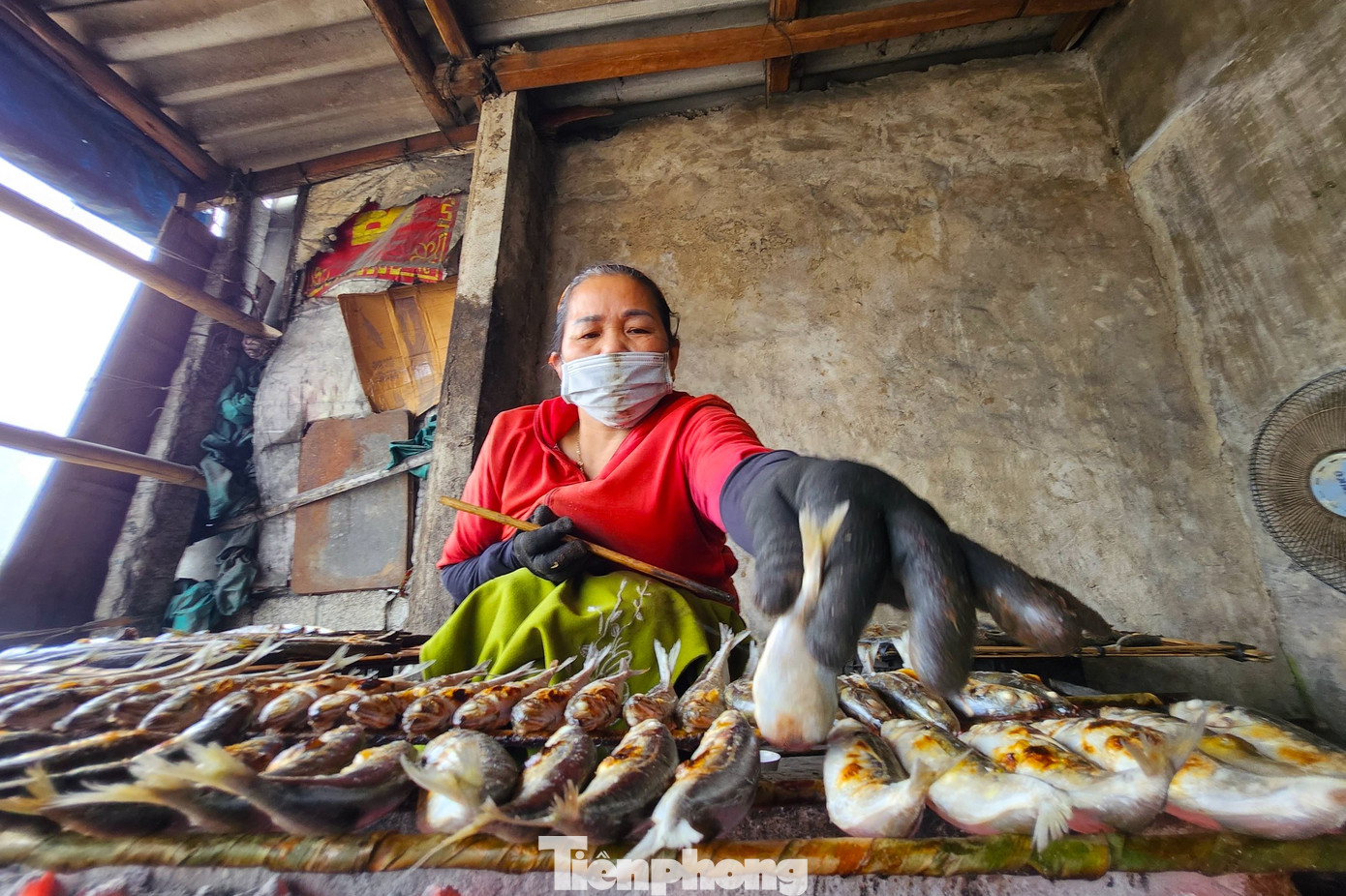 Bà Nguyễn Thị Nhi (65 tuổi, trú phường Nghi Thủy) cho hay, bà đã có gần 40 năm bám trụ với nghề nướng cá. Công việc tuy không vất vả nhưng tốn thời gian vì phải dậy sớm và làm mãi tận đêm mới xong việc.