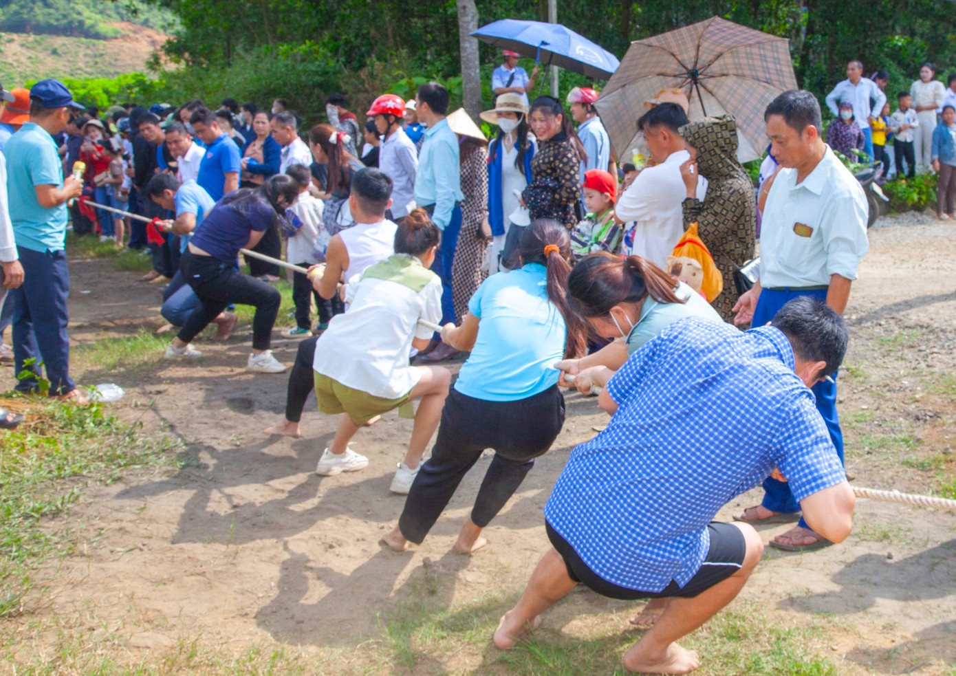 Những trò chơi dân gian đã thu hút rất nhiều du khách đến với phiên chợ. Những trò chơi dân gian đã thu hút rất nhiều du khách đến với phiên chợ.