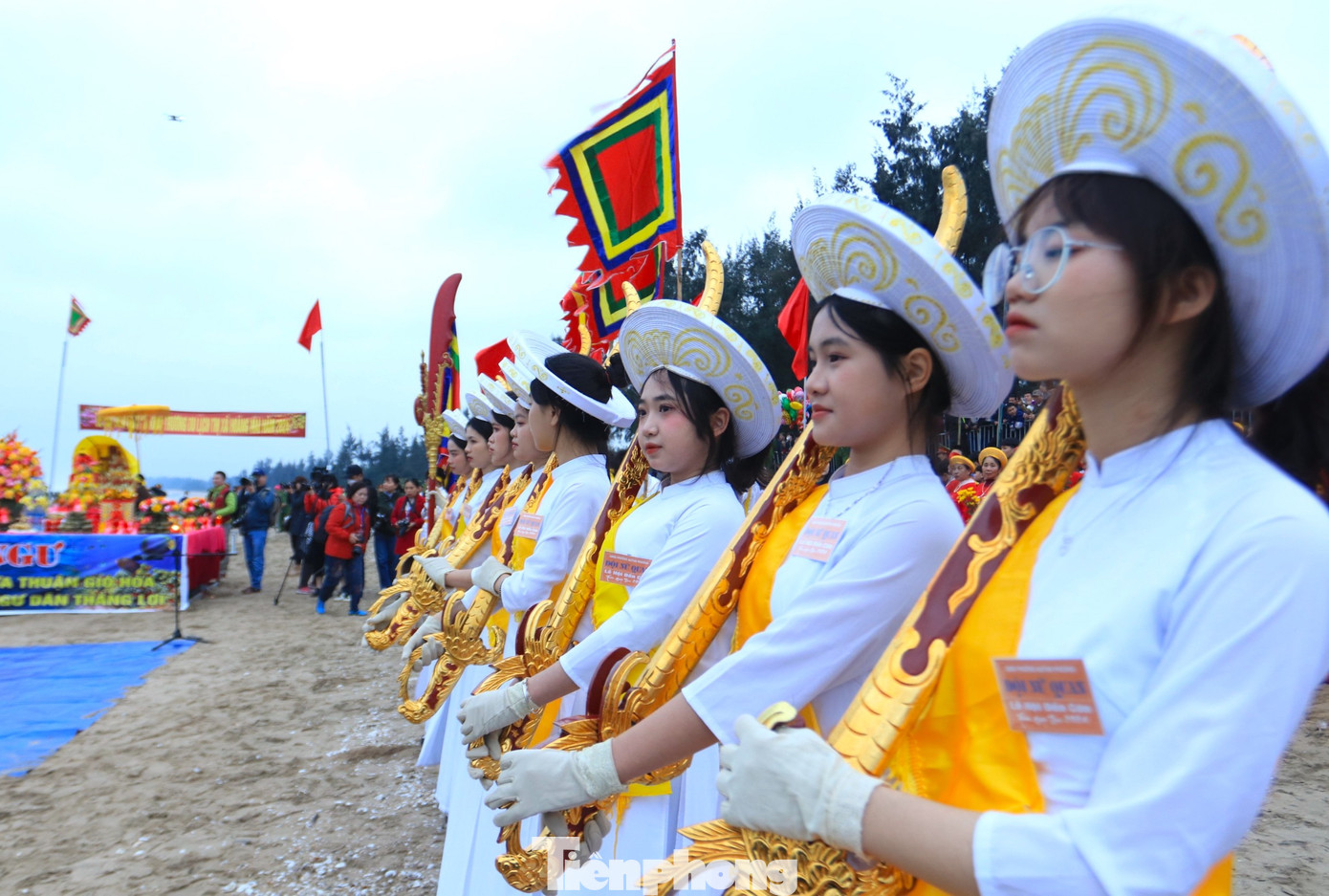 23 cô gái đứng 2 bên khu vực diễn ra nghi lễ cầu ngư tạo nên không khí trang nghiêm cho lễ hội. 23 cô gái đứng 2 bên khu vực diễn ra nghi lễ cầu ngư tạo nên không khí trang nghiêm cho lễ hội.