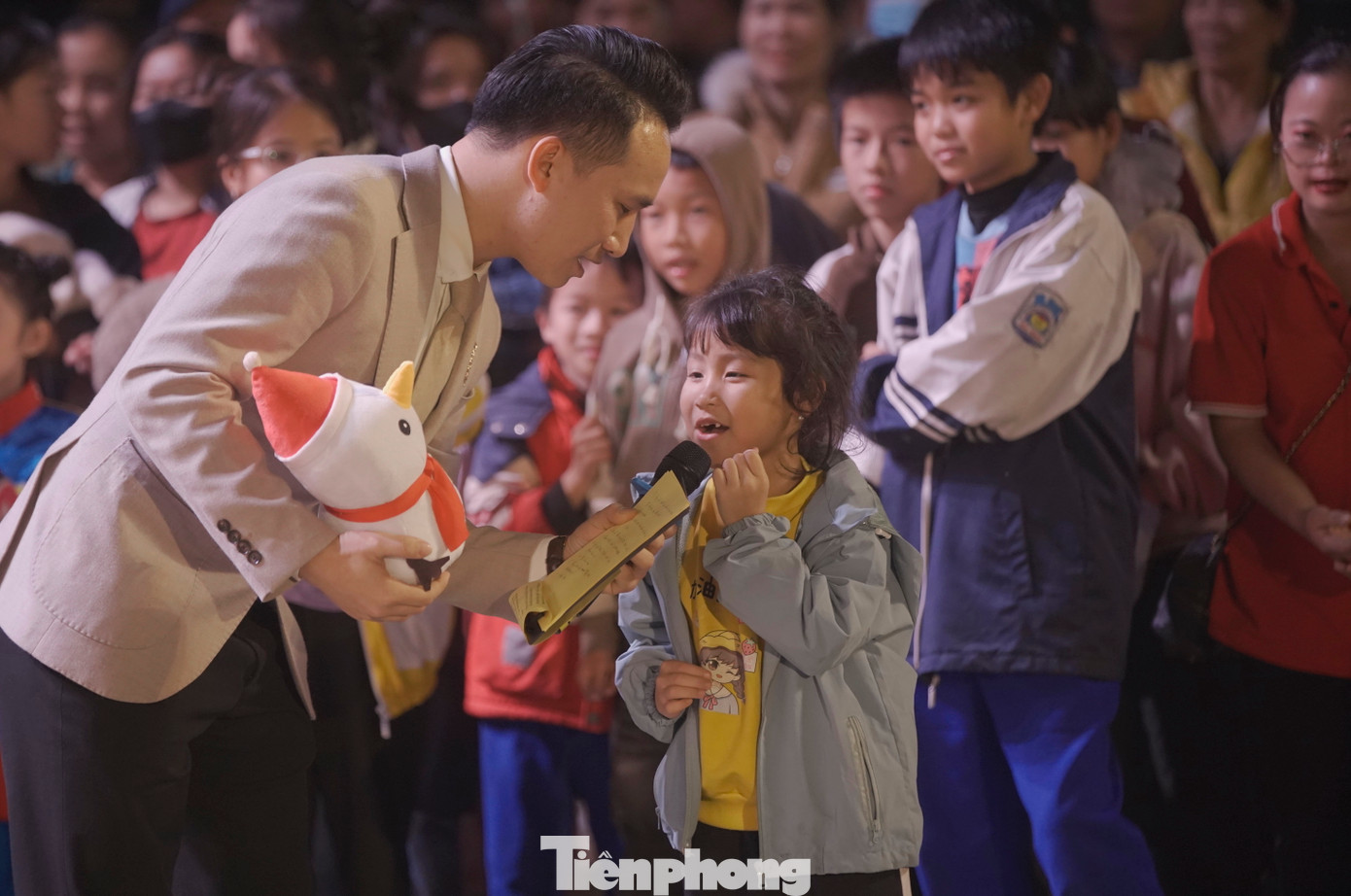 Các em thiếu nhi được giao lưu cùng ông già Noel và tham gia các trò chơi, câu đố để nhận những phần quà hấp dẫn.