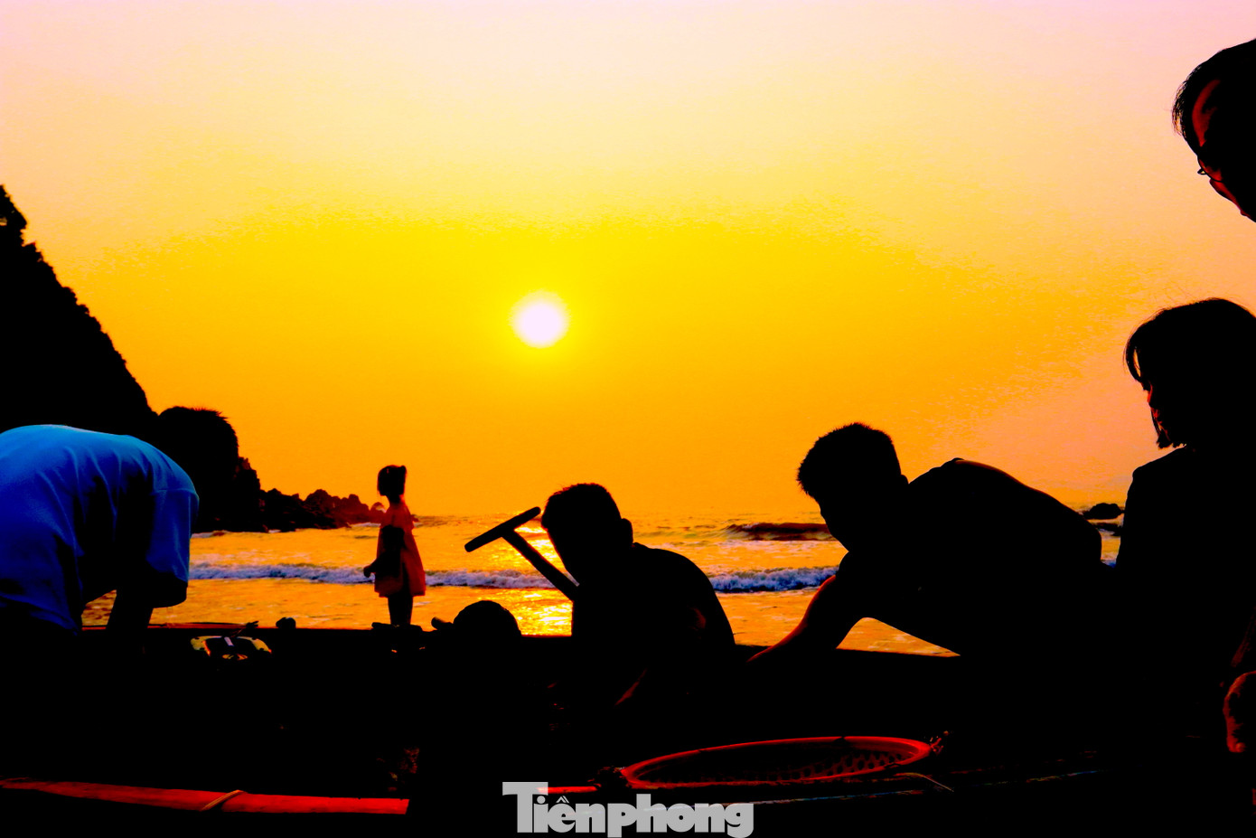 Cũng là lúc ngư dân bắt đầu ra bờ biển chuẩn bị ngư cụ, thuyền thúng "cưỡi sóng" ra khơi chuẩn bị cho một ngày làm việc mới.