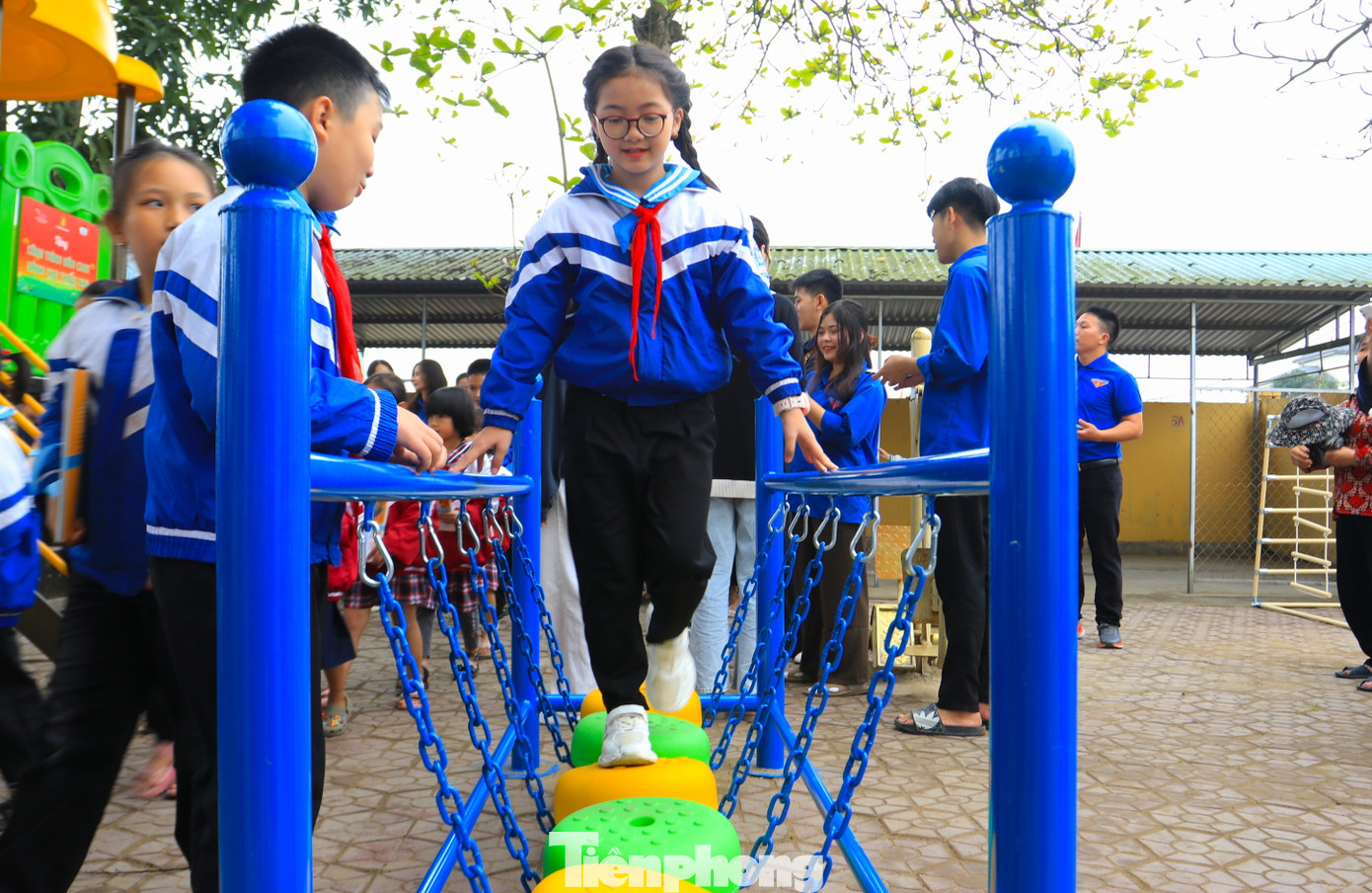 Đây là công trình tâm huyết của Hội đồng Đội T.Ư phối hợp với Công ty giải trí Sen Vàng, tổ chức Giọt nắng (Sunbeams) và Hoa hậu Nguyễn Thúc Thuỳ Tiên phối hợp triển khai. Khu vui chơi sẽ giúp các em học sinh giải trí sau những giờ học ở trường.