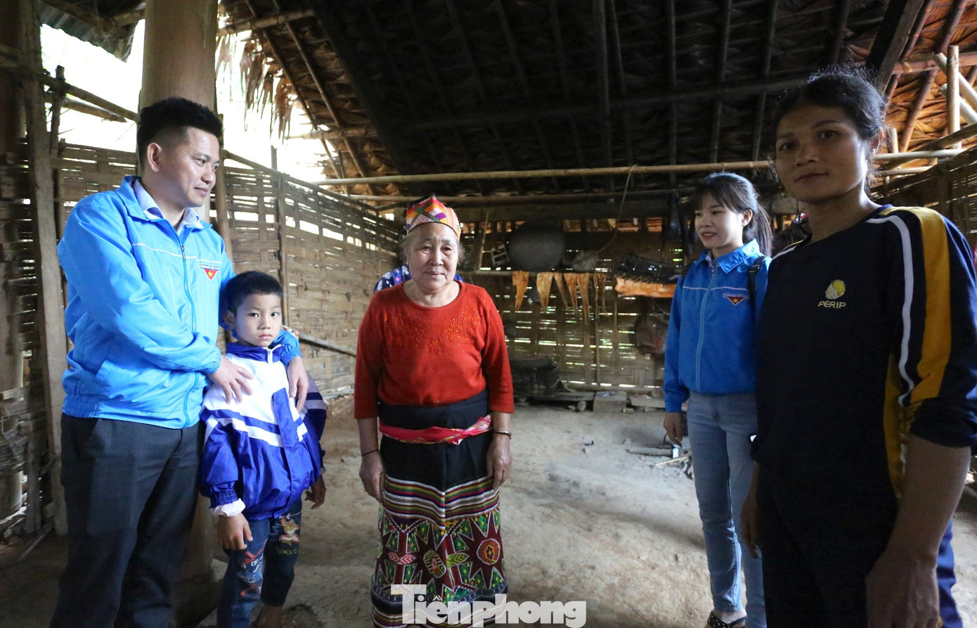 "Gia đình cháu thuộc diện hộ nghèo khó khăn của xã. Bà của cháu đang bị mắc bệnh u xơ tử cung, huyết áp cao, phù nề chân tay, đi lại khó khăn. Hoàn cảnh của 2 bà cháu thực sự rất khó khăn. Thường ngày 2 bà cháu sống nương tựa vào nhau và sự giúp đỡ của anh em, hàng xóm và chi ủy, ban quản lý, các đoàn thể trong bản", một cán bộ xã Tam Quang chia sẻ. "Gia đình cháu thuộc diện hộ nghèo khó khăn của xã. Bà của cháu đang bị mắc bệnh u xơ tử cung, huyết áp cao, phù nề chân tay, đi lại khó khăn. Hoàn cảnh của 2 bà cháu thực sự rất khó khăn. Thường ngày 2 bà cháu sống nương tựa vào nhau và sự giúp đỡ của anh em, hàng xóm và chi ủy, ban quản lý, các đoàn thể trong bản", một cán bộ xã Tam Quang chia sẻ.