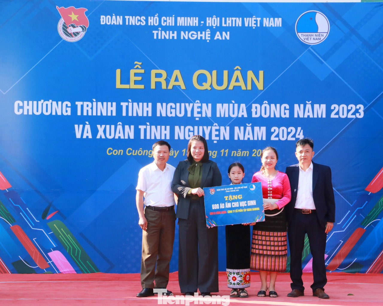 Ban tổ chức trao biển hỗ trợ vốn vay cho 2 mô hình thanh niên phát triển kinh tế; trao biển hỗ trợ triển khai công trình &quot;Phòng tin học cho em&quot; tại các trường Tiểu học trên địa bàn tỉnh Nghệ An; hỗ trợ xây dựng 1 sân bóng chuyền, trao tặng 200 cây con giống, 2 cặp dê, 350 túi thuốc thiết yếu cho gia đình; trao tặng 600 áo ấm cho học sinh.