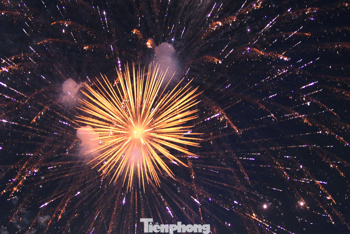 Màn trình diễn pháo hoa với nhiều cung bậc khác nhau khiến nhiều người dân hò reo thích thú.