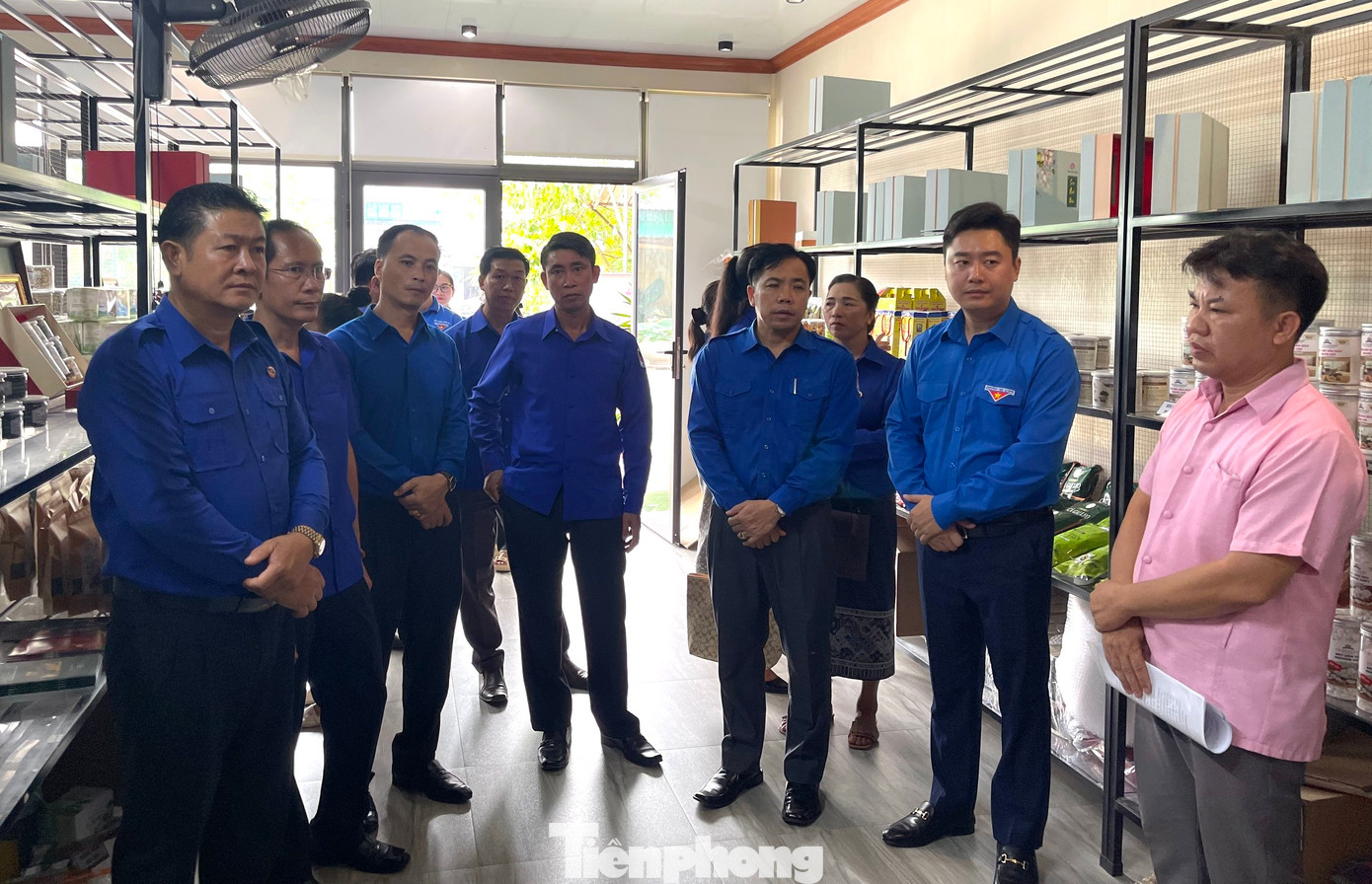 Đoàn công tác thăm Hợp tác xã Sen Quê Bác với nhiều sản phẩm phong phú làm từ cây hoa sen. Đoàn công tác thăm Hợp tác xã Sen Quê Bác với nhiều sản phẩm phong phú làm từ cây hoa sen.