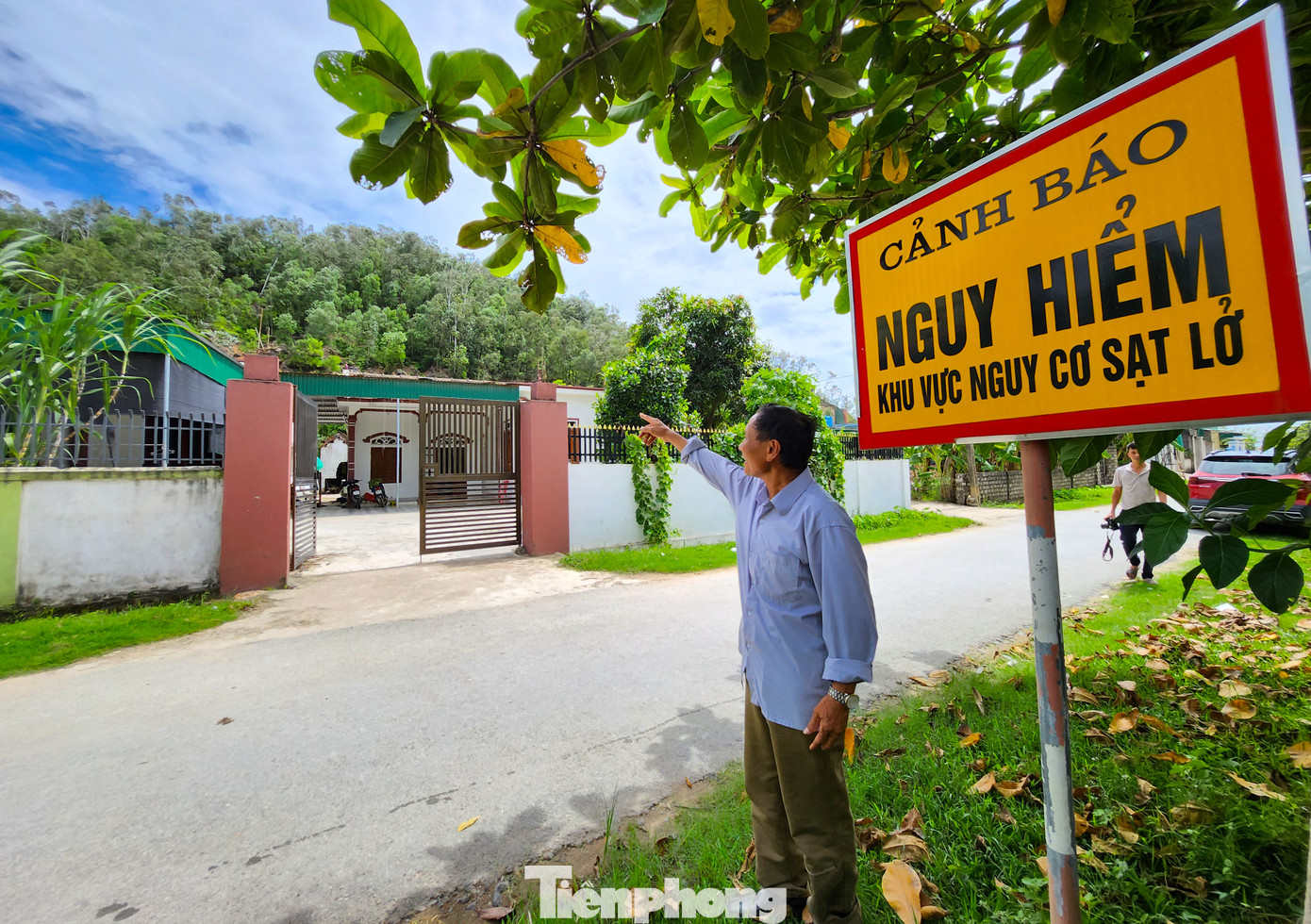 Hai ngọn núi Rú Rày, Rú Rậm có diện tích khoảng 5 hecta nằm trên địa phận của 3 xóm: 3,4,5. Dưới chân núi là hơn 500 hộ dân với khoảng 2,5 nghìn nhân khẩu của 3 xóm đang sinh sống.