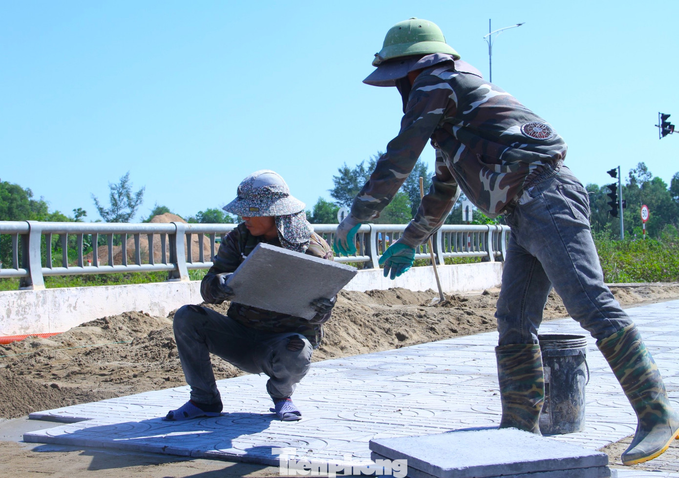 Trên tuyến đường, các công nhân của đơn vị thi công đang triển khai những hạng mục cuối cùng như sơn kẻ đường, lắp đặt dải phân cách, lát gạch vỉa hè, đấu nối điện chiếu sáng.