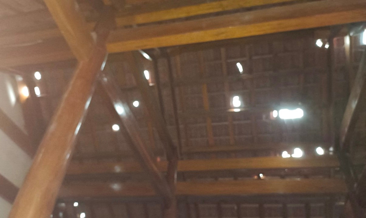 Mưa đá trút xuống khiến 13 nhà dân ở xã Yên Thắng bị thủng mái ngói, hư hỏng. Mưa đá trút xuống khiến 13 nhà dân ở xã Yên Thắng bị thủng mái ngói, hư hỏng.