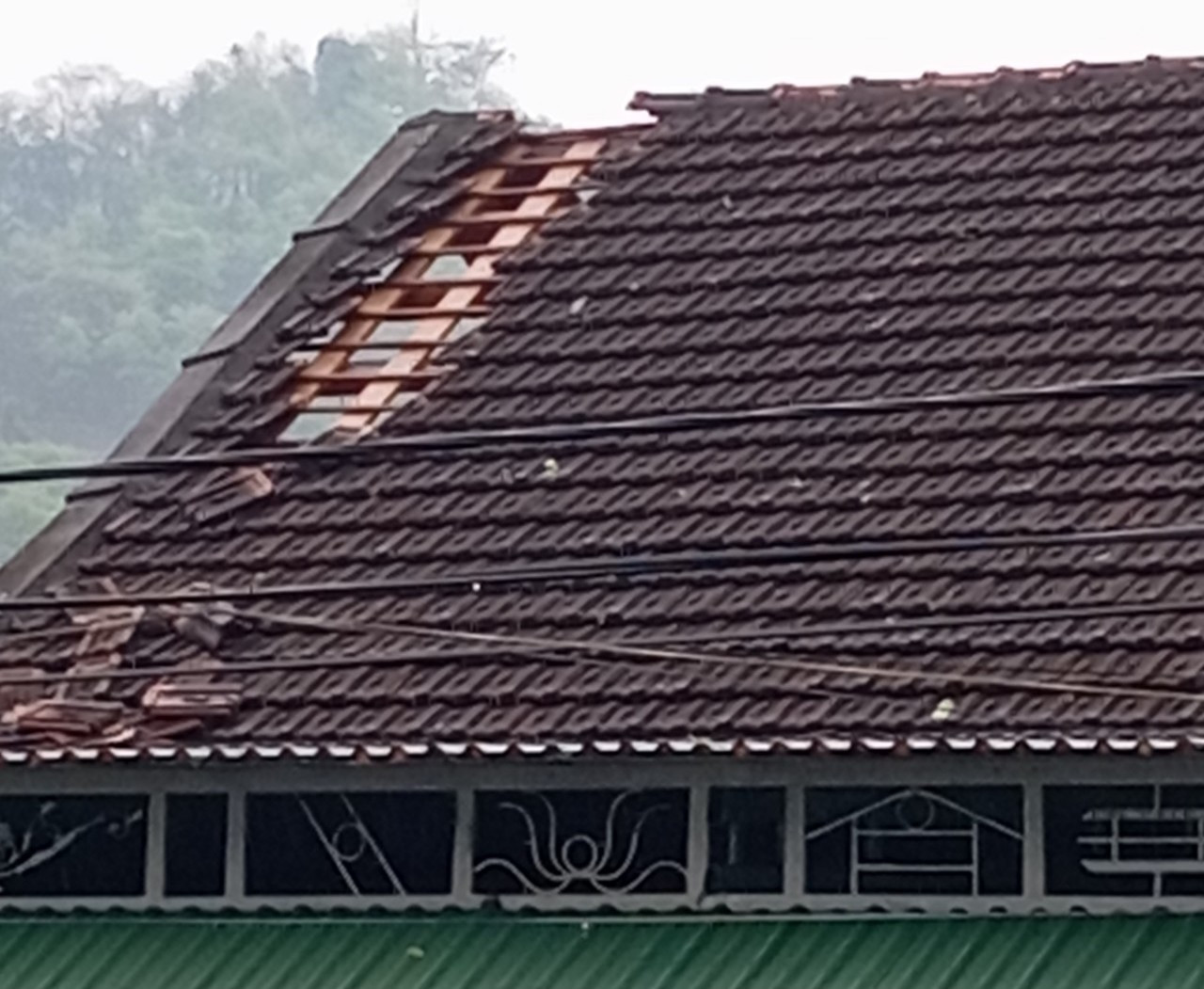 Mưa dông cũng khiến nhiều nhà dân bị tốc mái, hư hỏng. Mưa dông cũng khiến nhiều nhà dân bị tốc mái, hư hỏng.