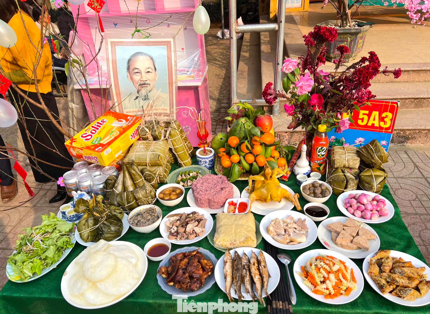 Cùng với hoạt động gói bánh, các phụ huynh học sinh còn tham gia thi nấu và trưng bày các mâm cỗ Tết cổ truyền.