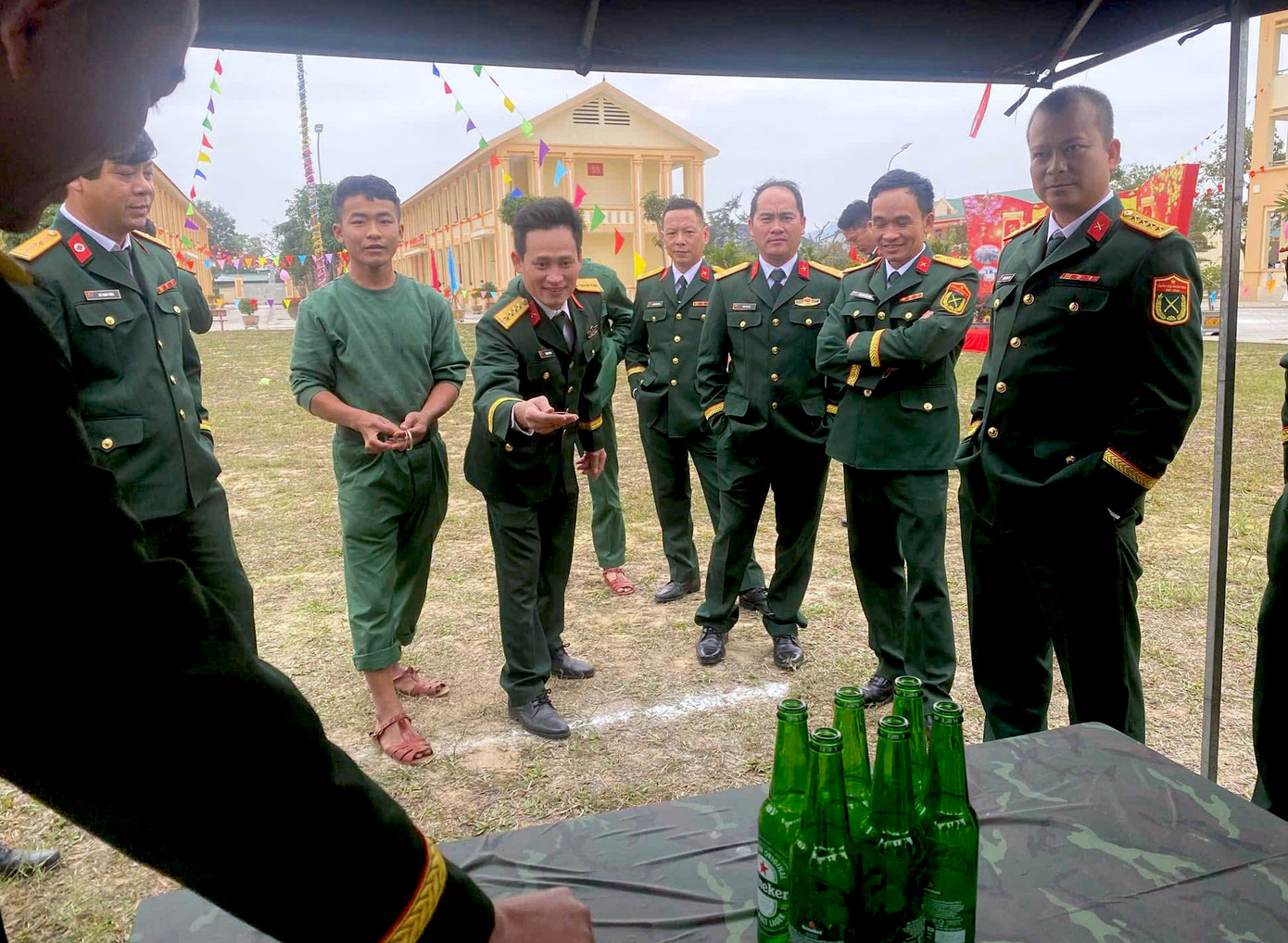 Trò ném vòng cổ chai đòi hỏi sự khéo léo, chính xác của các chiến sĩ. Trò ném vòng cổ chai đòi hỏi sự khéo léo, chính xác của các chiến sĩ.