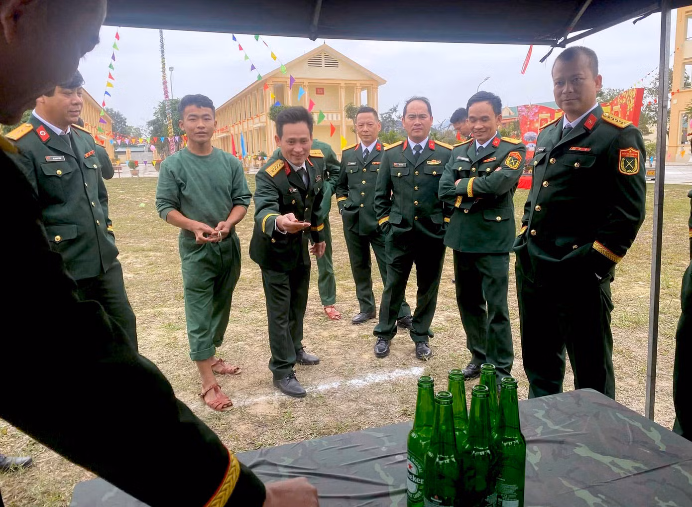 Trò ném vòng cổ chai đòi hỏi sự khéo léo, chính xác của các chiến sĩ.