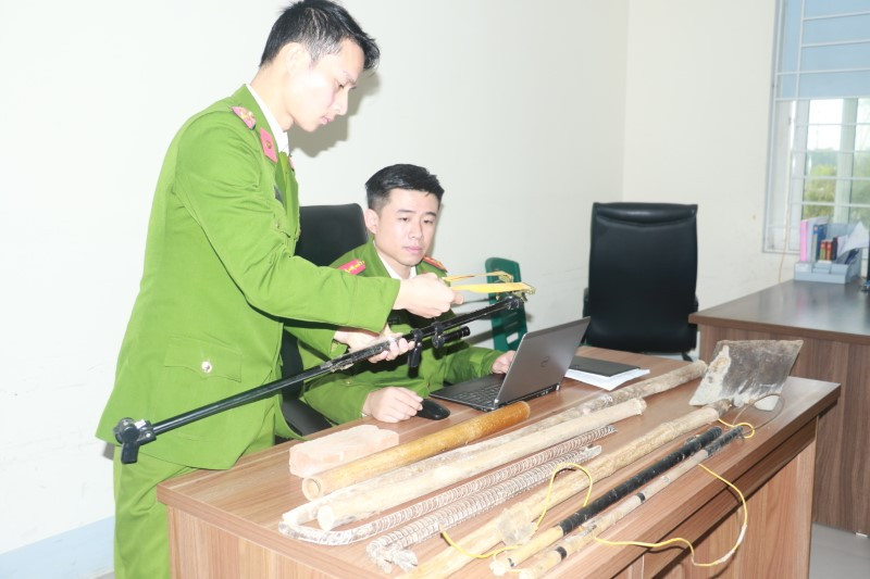 Tang vật công an thu giữ được với nhiều hung khí, gậy gộc. Tang vật công an thu giữ được với nhiều hung khí, gậy gộc.