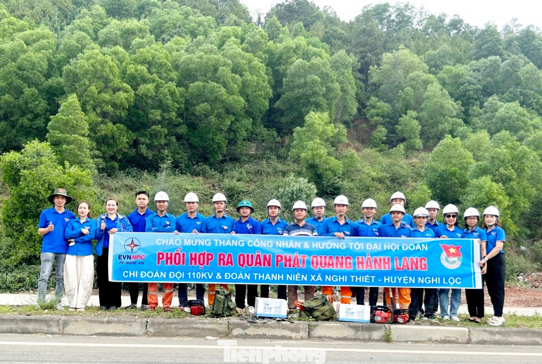 Tại xã Nghi Thiết (huyện Nghi Lộc, Nghệ An), những ngày qua các đoàn viên thanh niên trên địa bàn đã phối hợp cùng Chi đoàn Đội 110kv lên khu vực đồi núi trên địa bàn xã để phát quang bụi rậm, những cành cây mất an toàn của đường dây điện.