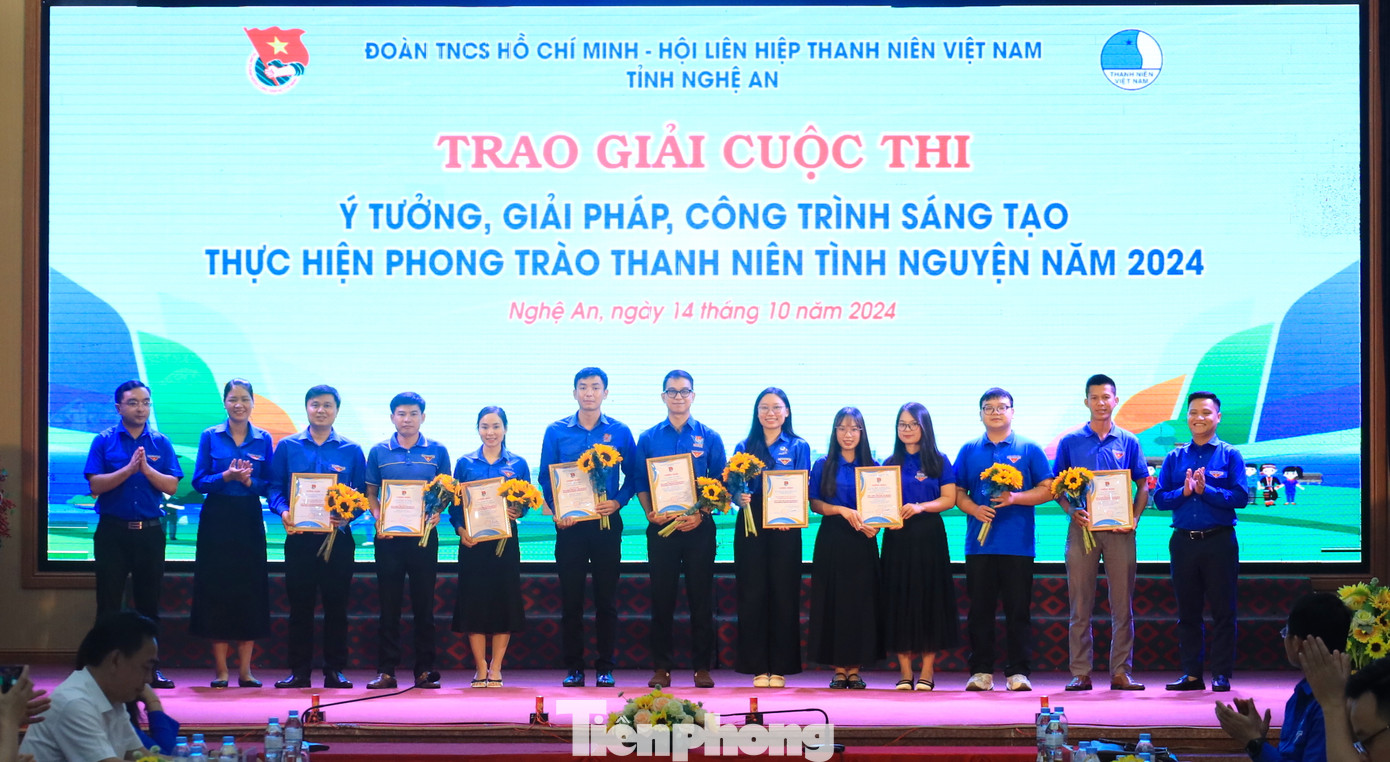 Ban Tổ chức cuộc thi "Tìm kiếm ý tưởng, giải pháp, công trình sáng tạo thực hiện phong trào Thanh niên tình nguyện năm 2024" trao giải cho 6 dự án và 2 tập thể có dự án, ý tưởng xuất sắc nhất. Ban Tổ chức cuộc thi "Tìm kiếm ý tưởng, giải pháp, công trình sáng tạo thực hiện phong trào Thanh niên tình nguyện năm 2024" trao giải cho 6 dự án và 2 tập thể có dự án, ý tưởng xuất sắc nhất.