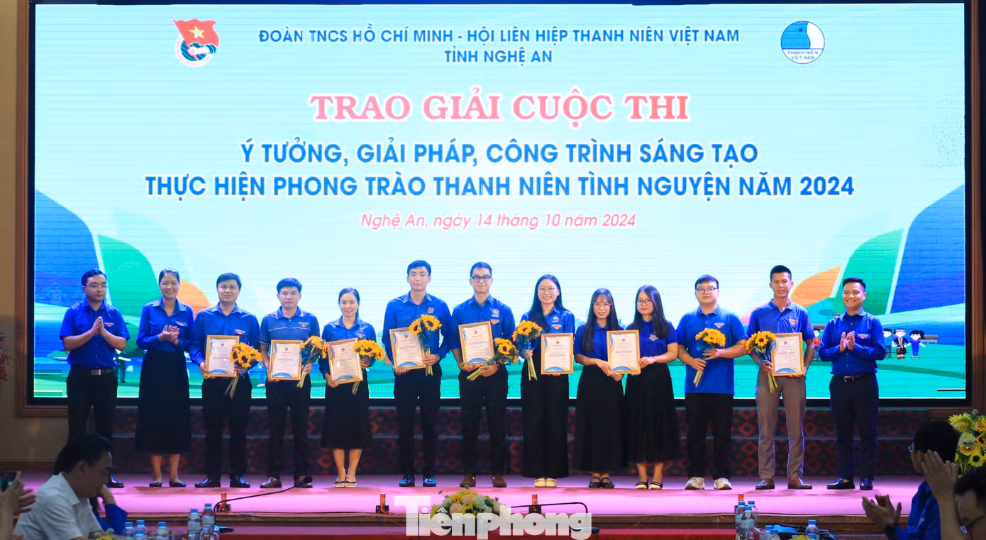 Ban Tổ chức cuộc thi "Tìm kiếm ý tưởng, giải pháp, công trình sáng tạo thực hiện phong trào Thanh niên tình nguyện năm 2024" trao giải cho 6 dự án và 2 tập thể có dự án, ý tưởng xuất sắc nhất.