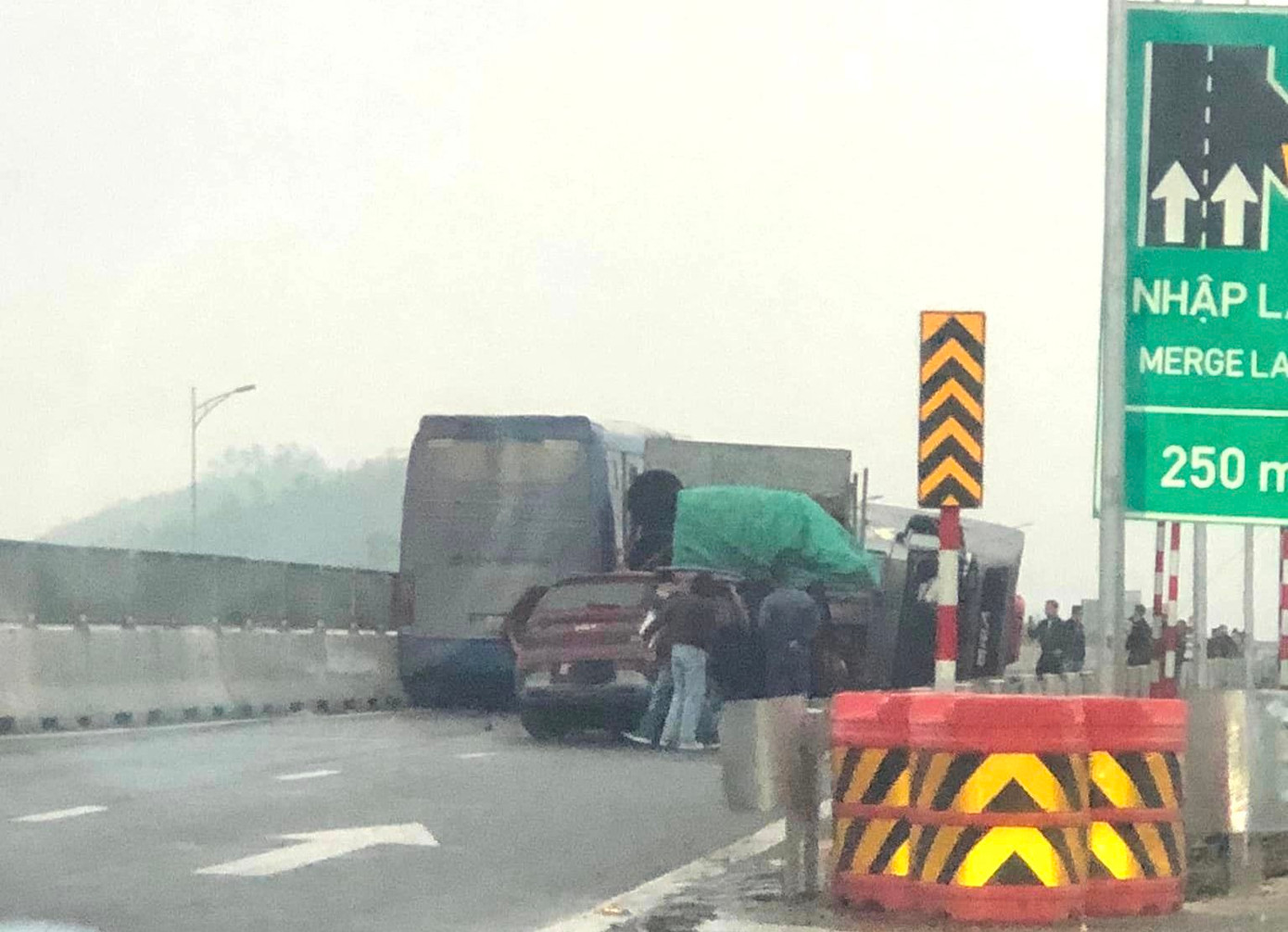 Hiện trường vụ tai nạn giao thông liên hoàn giữa 3 xe ô tô.