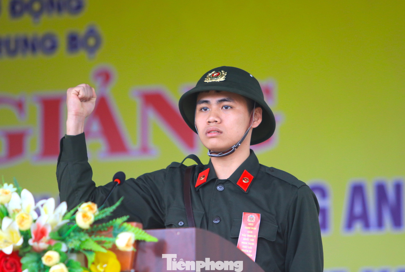 Chiến sỹ binh nhì Hà Bùi Hoài Nam đại diện 775 công dân thực hiện nghĩa vụ Công an nhân dân năm 2024 tại Trung đoàn Cảnh sát Cơ động Bắc Trung Bộ phát biểu và bày tỏ quyết tâm nghiêm chỉnh tham gia khóa huấn luyện, rèn luyện để đạt kết quả tốt nhất. Chiến sỹ binh nhì Hà Bùi Hoài Nam đại diện 775 công dân thực hiện nghĩa vụ Công an nhân dân năm 2024 tại Trung đoàn Cảnh sát Cơ động Bắc Trung Bộ phát biểu và bày tỏ quyết tâm nghiêm chỉnh tham gia khóa huấn luyện, rèn luyện để đạt kết quả tốt nhất.