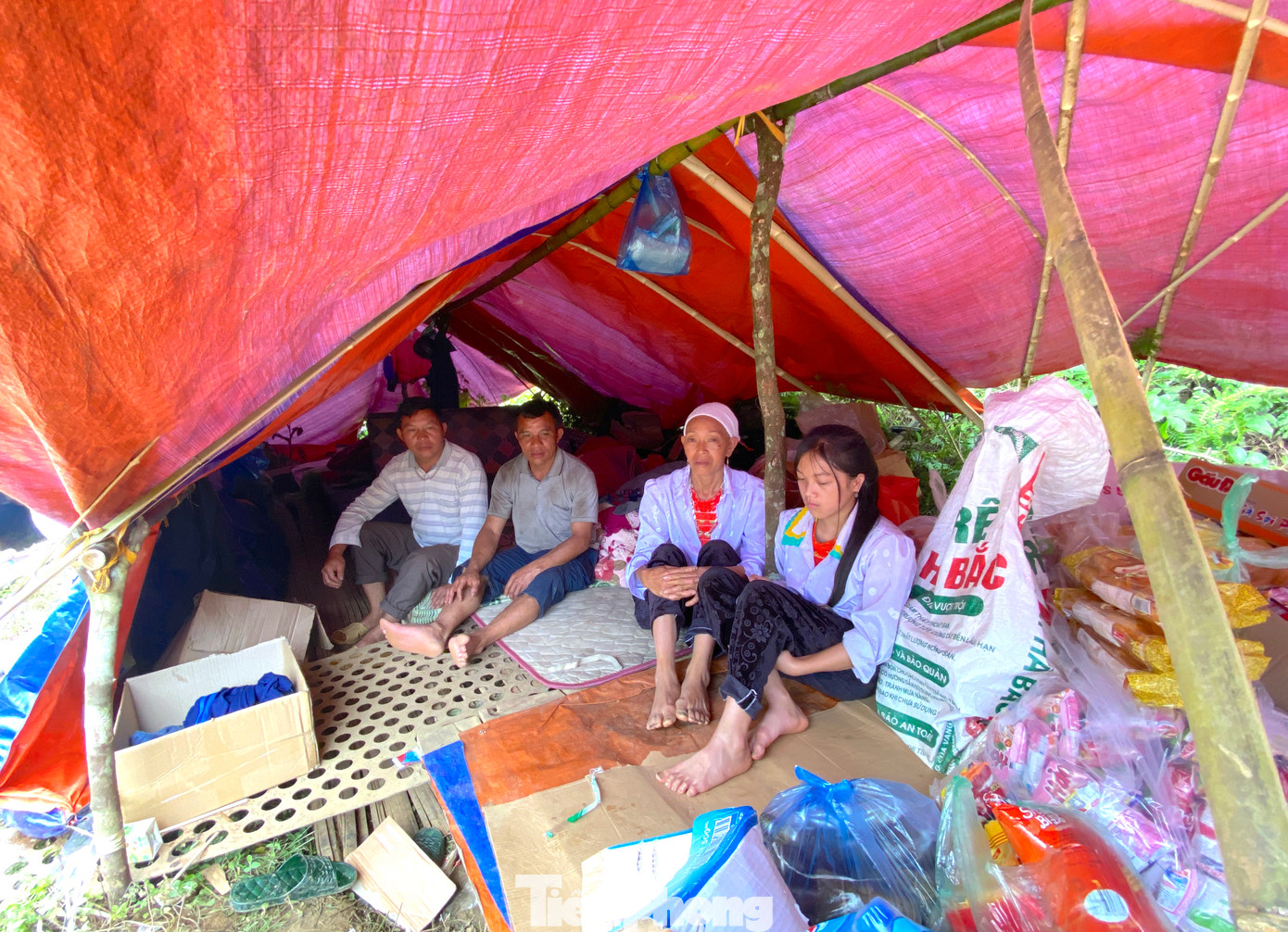 "Chật lắm nhưng phải cố ở thôi chứ không dám về nhà cũ nữa, trên núi lở hết rồi. Tôi bàn bạc với mấy người trong xóm, ít hôm nữa nắng lên, phải tìm chỗ nào an toàn để dựng lại nhà mới chứ ở thế này cũng không lâu dài được, rồi con cái học hành nữa", ông Lý Dào Sinh chia sẻ.