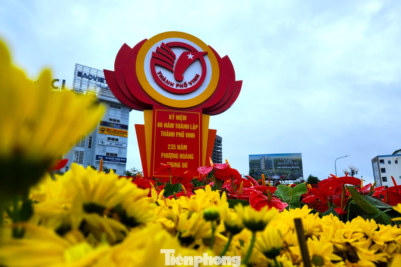 Công tác chỉnh trang đường phố để chào đón ngày lễ lớn được thành phố Vinh chỉ đạo các phường, xã, lực lượng chức năng trên địa bàn thực hiện đồng bộ với nhiều hình thức tuyên truyền đa dạng, đầy màu sắc bắt mắt.