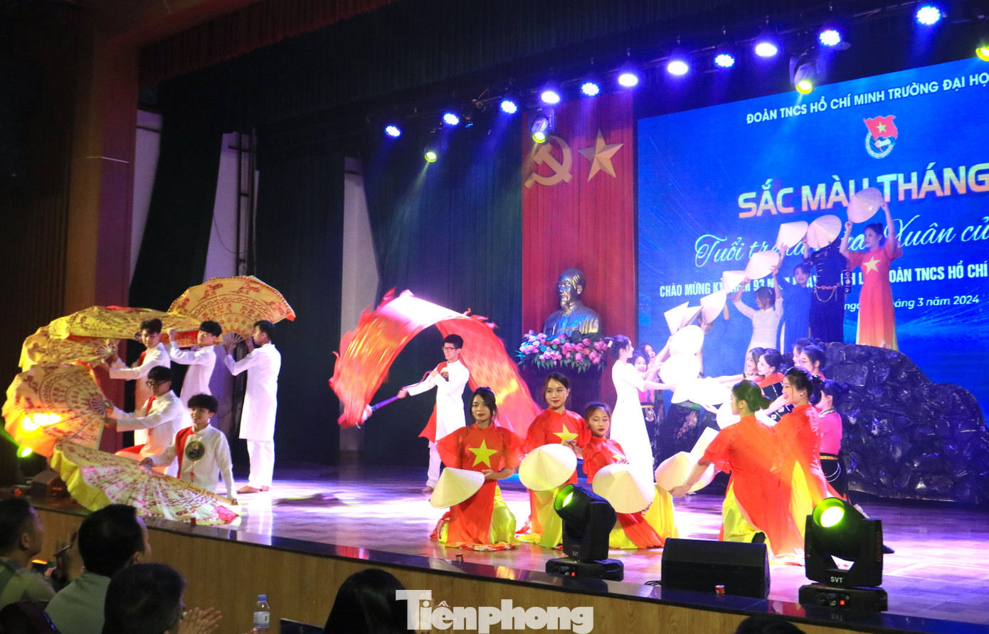 Những tiết mục múa hát, kịch ngắn được giao lưu tại chương trình trong không khí vui tươi, sôi nổi.