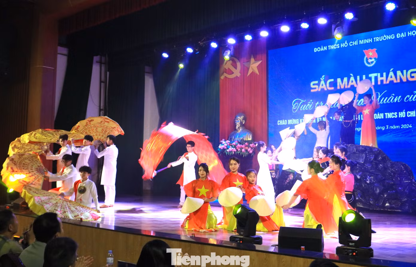 Những tiết mục múa hát, kịch ngắn được giao lưu tại chương trình trong không khí vui tươi, sôi nổi.