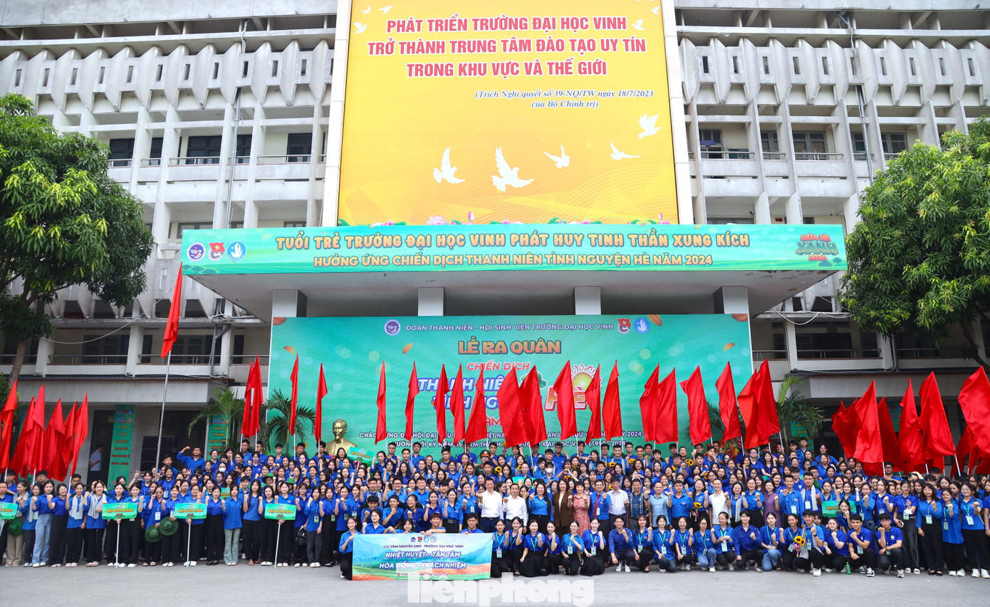 Đại diện Thường trực Tỉnh Đoàn Nghệ An, Đảng ủy Trường Đại học Vinh cùng lực lượng sinh viên tình nguyện Hè 2024 chụp hình lưu niệm tại buổi lễ ra quân. Đại diện Thường trực Tỉnh Đoàn Nghệ An, Đảng ủy Trường Đại học Vinh cùng lực lượng sinh viên tình nguyện Hè 2024 chụp hình lưu niệm tại buổi lễ ra quân.
