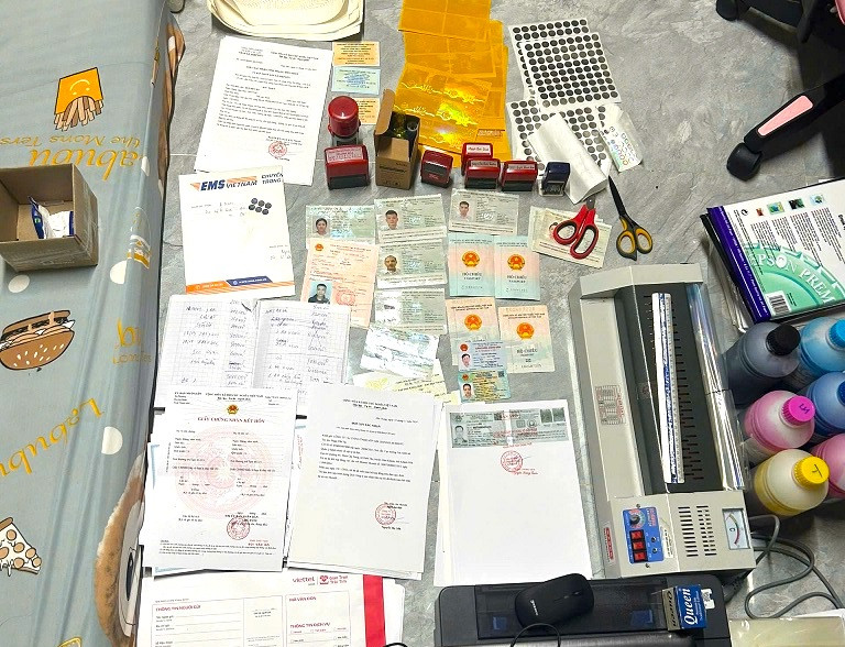 Tang vật công an thu giữ được.