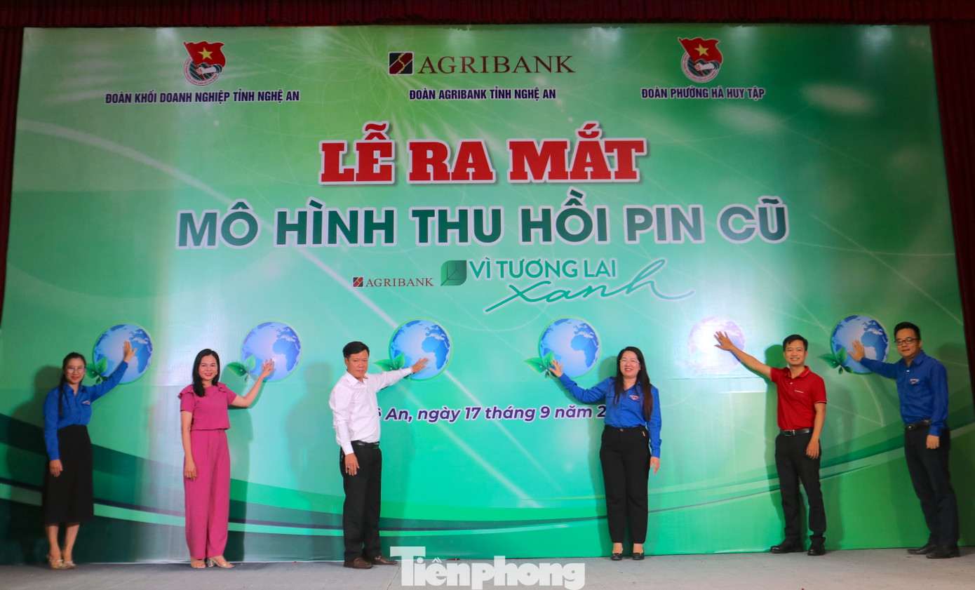 Các đại biểu thực hiện nghi thức ra mắt Mô hình thu hồi pin cũ vì tương lai xanh.